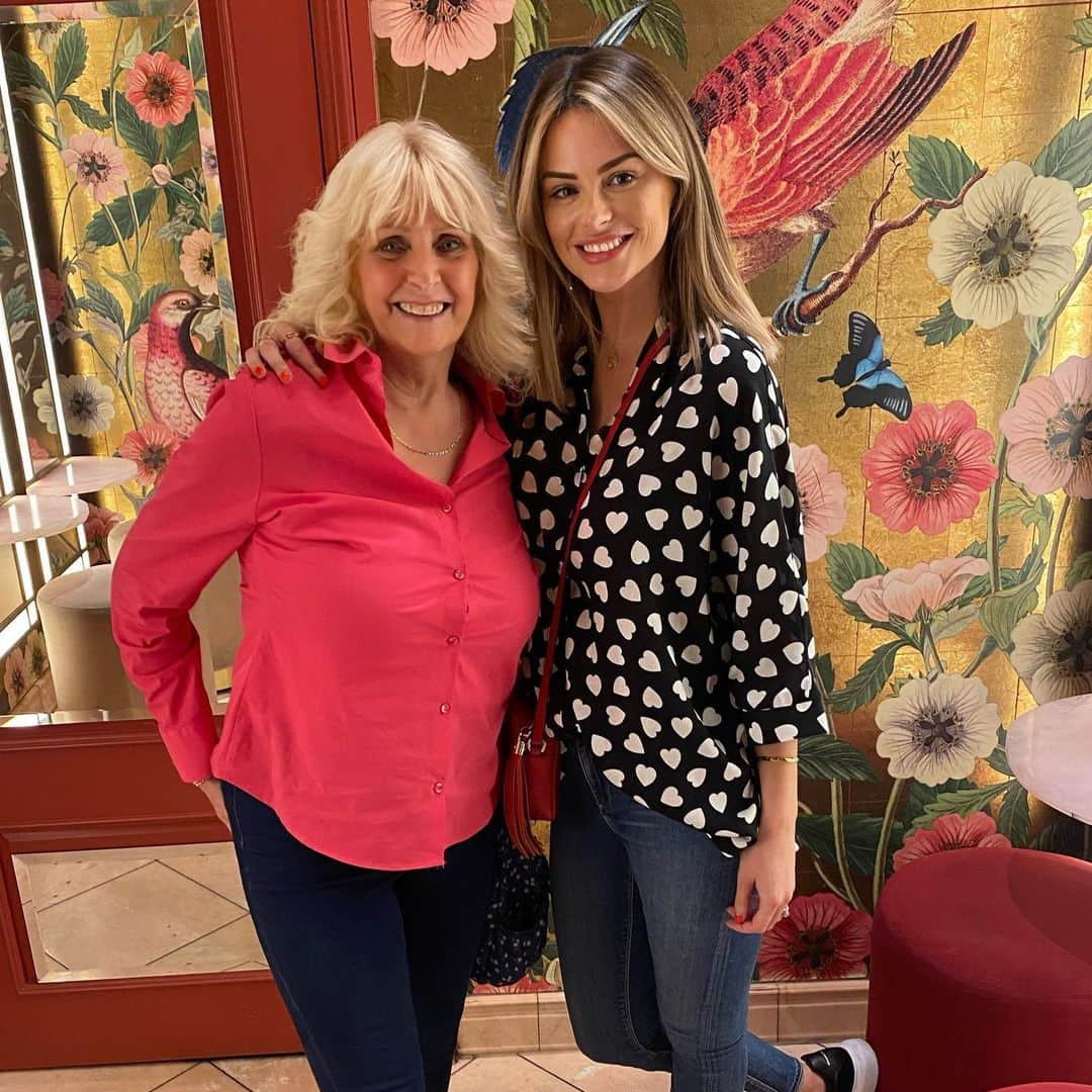 リアン・スグデンさんのインスタグラム写真 - (リアン・スグデンInstagram)「𝐍𝐨𝟏 𝐌𝐮𝐦 💜  I took my mum to @the_ivy_collection Manchester to celebrate her life and her officially being cancer free. We ate so much cake and laughed so hard we could have burst.   Thank you @stephenfarrell1975 for the pics 📸  #cancerfree #fucancer #mumandme #mum」5月4日 3時12分 - rhiansuggers