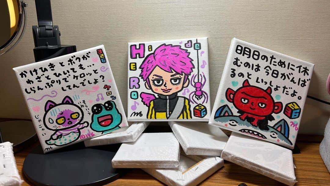 326のインスタグラム：「もう疲れすぎて描きたいもの描いてる ガチャ数十枚描いて このサイズの可愛い原画をお持ち帰りしてもらいまつ 飾ってるのと同じ言葉を書いてもいいけど買った人に悪いから違う言葉にしてるー 同じ方がいいんかな？正解がまるでわからんの巻」