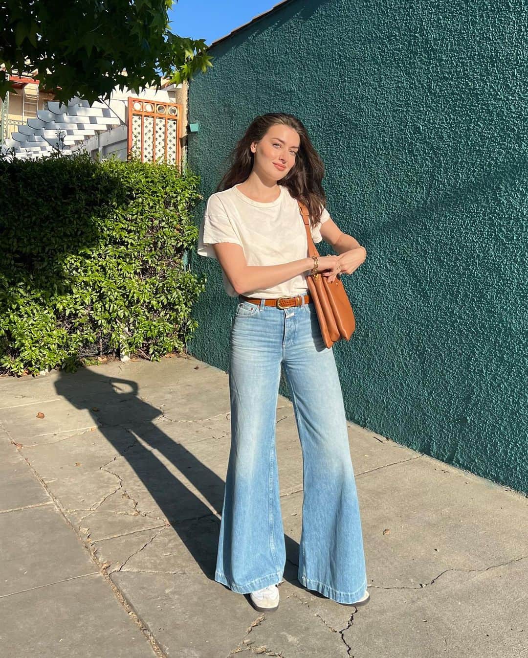 ジェシカ・ジェーン・クレメントのインスタグラム：「Denim & a white tee never fails 🌿」