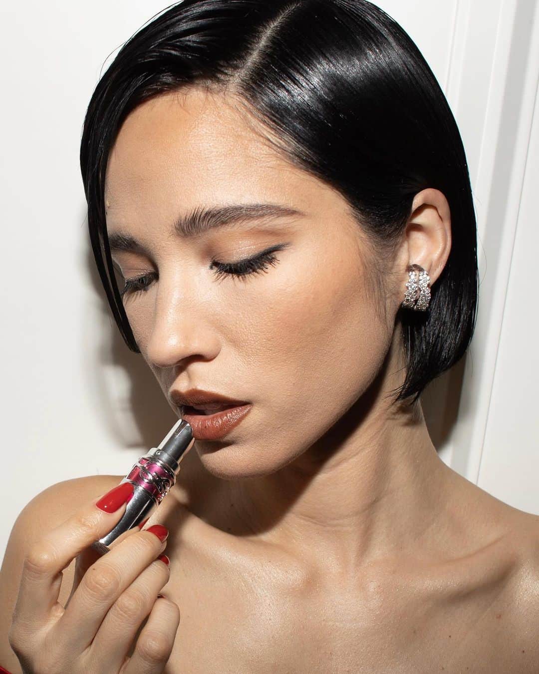 Yves Saint Laurent Beautyさんのインスタグラム写真 - (Yves Saint Laurent BeautyInstagram)「@KelseyAsbille brought an edge to her red carpet beauty look with bold, glossy lips and a black graphic eyeliner.    Look created by: @Harold_James    GET THE LOOK: ALL HOURS FOUNDATION N°LN9 TOUCHE ÉCLAT ALL-OVER BRIGHTENING PEN N°2.5 CRUSHLINER in NOIR LASH CLASH MASCARA in NOIR CANDY GLAZE N°4   #YSLBeauty #YSLBeautyLooks #KelseyAsbille」5月4日 3時46分 - yslbeauty