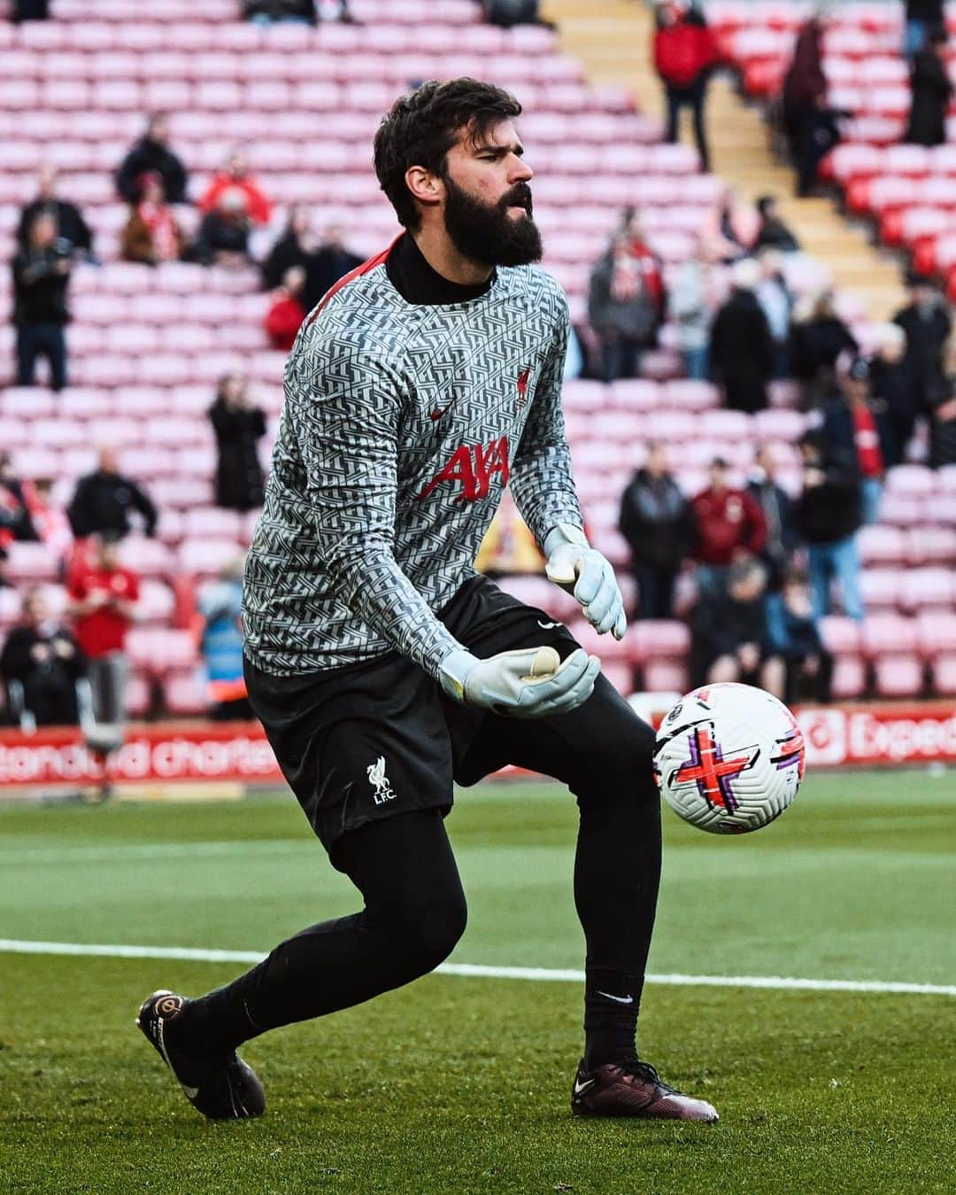 リヴァプールFCさんのインスタグラム写真 - (リヴァプールFCInstagram)「Now it’s time for #LIVFUL 👊🔴」5月4日 3時57分 - liverpoolfc