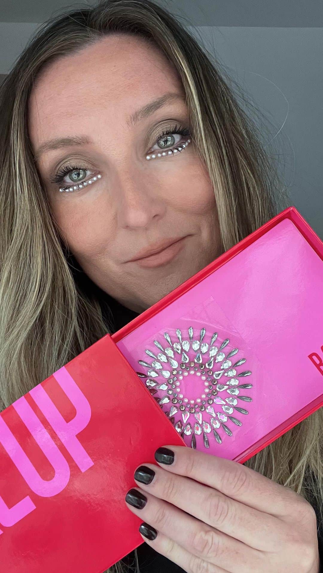 JO BAKERのインスタグラム：「O L I V I A • W I L D E ✨ Watch me recreate Olivia’s #metgala23 red carpet look and then take it to after party pearlized fun in seconds using a little #karllargerfeld inspired crystal design I made with my pals @swarovski ( …not for sale.)  This is just a little something pro I designed for my kit 💋using the best crystals in the biz #swarovskicrystals ❤️ ✨ Featured @111skin  Rose Gold Eye Patches @lauramercier #sandglow Caviar Stick, #louboutinbeauty on the lips, @kissproducts #falscara lash clusters, @drunkelephant liquid bronzer, @anastasiabeverlyhills brows and of course #DESERTROADTRIP ‘ the neutral palette of my dreams’ @bakeupbeauty …NOW BACK IN STOCK 😎💥」