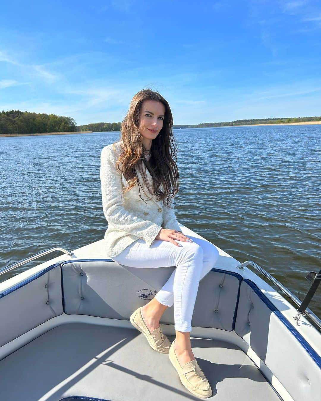 Karolina Bojarさんのインスタグラム写真 - (Karolina BojarInstagram)「Wiatr we włosach, majówka udana ⚓️🌊  #lake #motorboat #windy #happygirl #spring」5月4日 4時04分 - bojarmeow