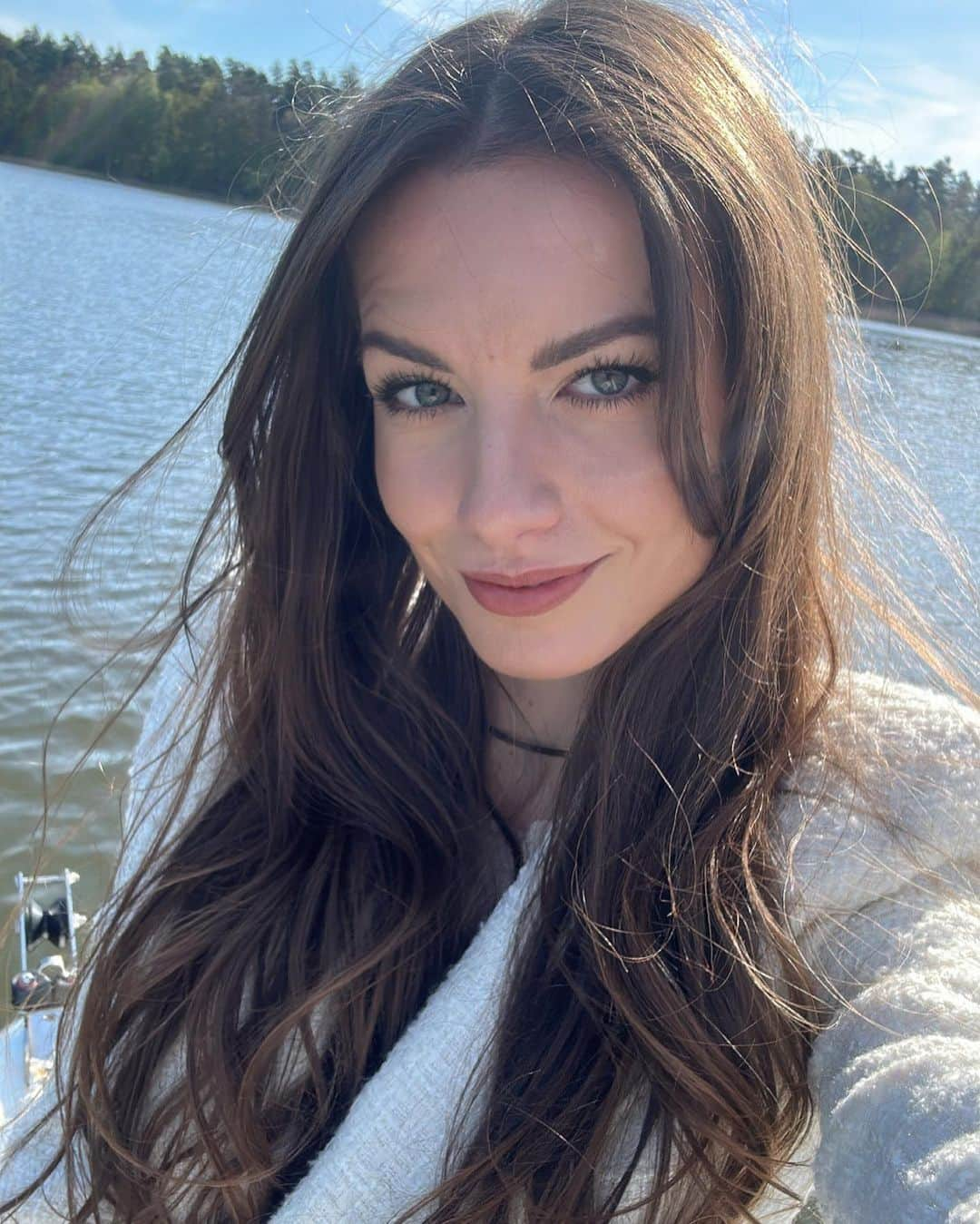 Karolina Bojarのインスタグラム：「Wiatr we włosach, majówka udana ⚓️🌊  #lake #motorboat #windy #happygirl #spring」