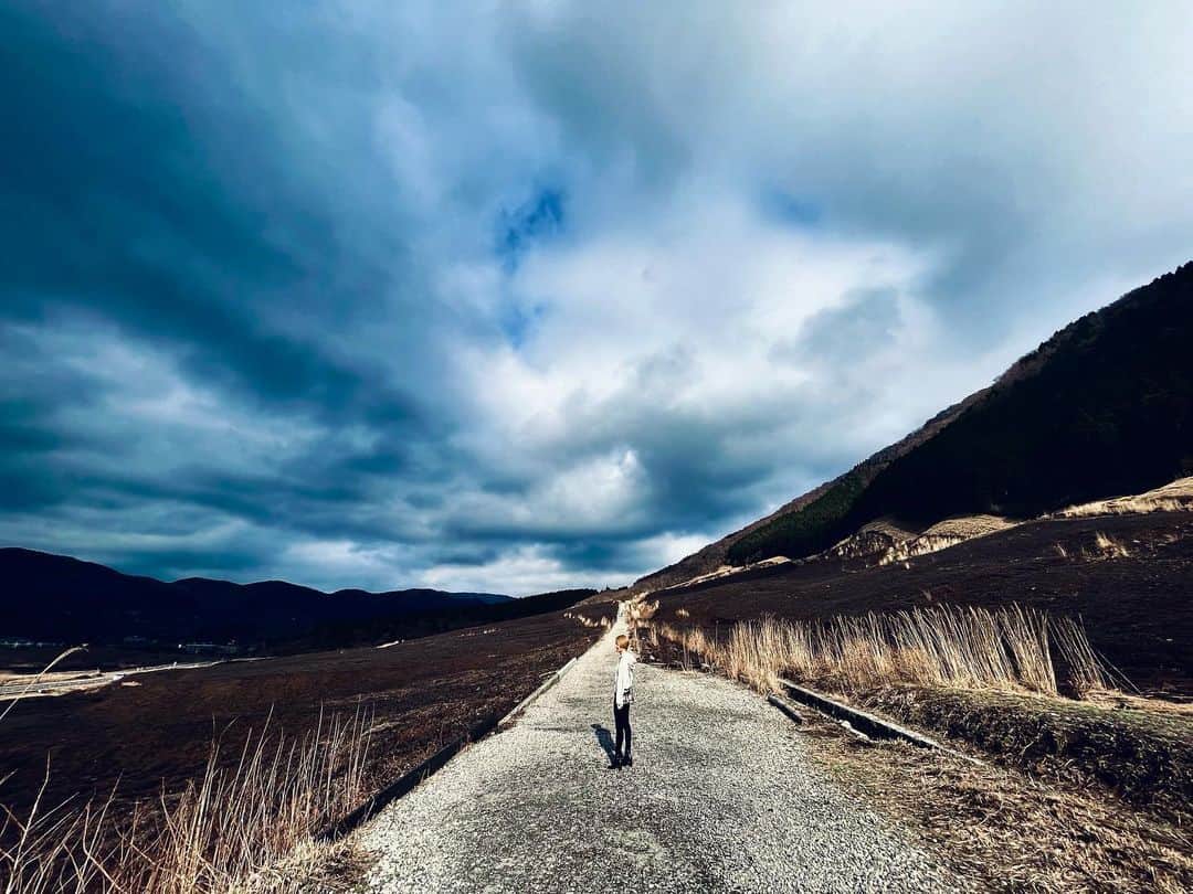 澤田友美のインスタグラム：「焼け野原☀️ 土　風　水　火　木 何も無くみえるけれど、全てがある」