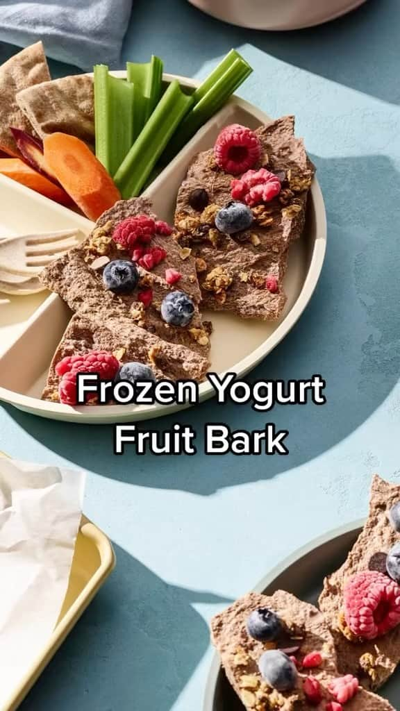 Vitamix Global Headquarters Real foodのインスタグラム：「A healthy, sweet treat Mom is sure to love.  Frozen Yogurt Fruit Bark ingredients: 2 cups (480 ml) almond yogurt 1/3 cup (50 g) chia seed 2 Tablespoons (15 g) unsweetened cocoa powder 2 Tablespoons (20 g) flax seed 1/3 cup (50 g) fresh blueberries 1/3 cup (40 g) fresh raspberries 1/3 cup (55 g) granola 1/3 cup (65 g) chocolate chips  #VitamixRealMomMoments #recipes #mothersday #vitamix #snack #snackideas」