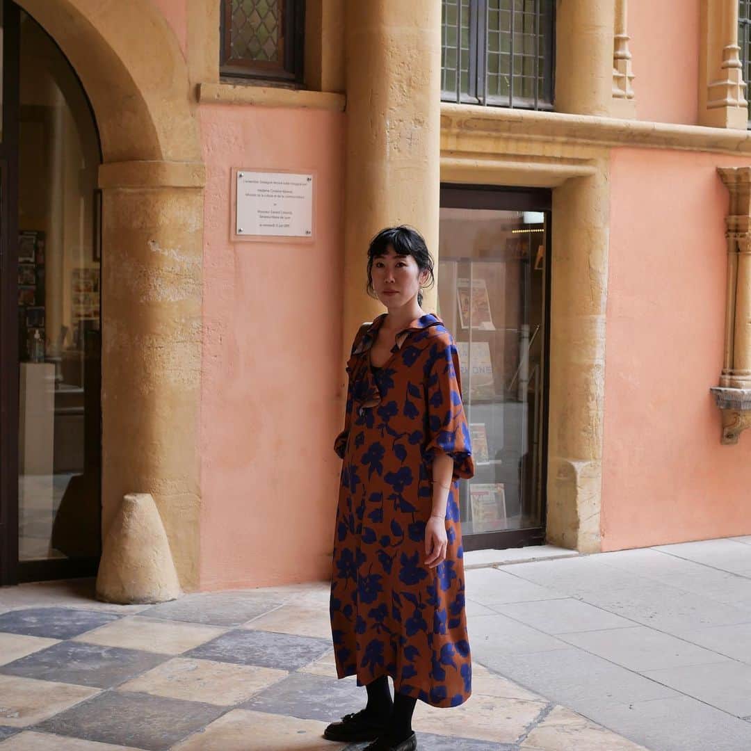 アデルのインスタグラム：「Vacances in Lyon with my mom.  母がパリに来ているので一緒にリヨンまで足を伸ばしてみた。 ドレスはプリント柄とアシンメトリーフリルが気に入ってる @laveille_by_superiorcloset のもの。 スーツケースに入れてもシワにならないのが嬉しいし、ちょっとしたドレスアップにもカジュアルにもぴったりで便利な一着。  寒いような暑いようなで、足元はタイツのちぐはぐスタイルになってしまった。。 朝はコートを着て、太陽が出てからコートを脱ぐ、、 この時期のフランス、天気が不安定で寒暖差の激しいことったらないわ。  ２回目のリヨン、ローマ帝国の痕跡、ロマネスクとビザンチン様式が混じり合った旧市街がなんとも素敵な街並みです。 #lyon #france #vacation」