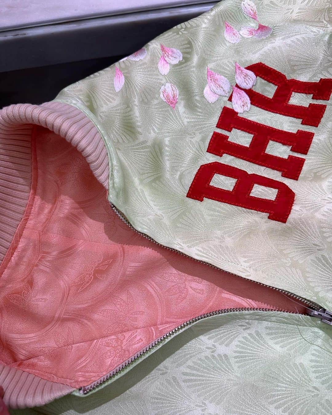 澤田友美さんのインスタグラム写真 - (澤田友美Instagram)「@beverlyhillsrecycler 〔@alovemovement）  x   @ka__jp  . 👘♻️🌸🇯🇵unisex. #reversible  #kimono#cherryblossom  #silk #japanesefashion  #recycle #remake」5月4日 4時48分 - tomomi__sawada