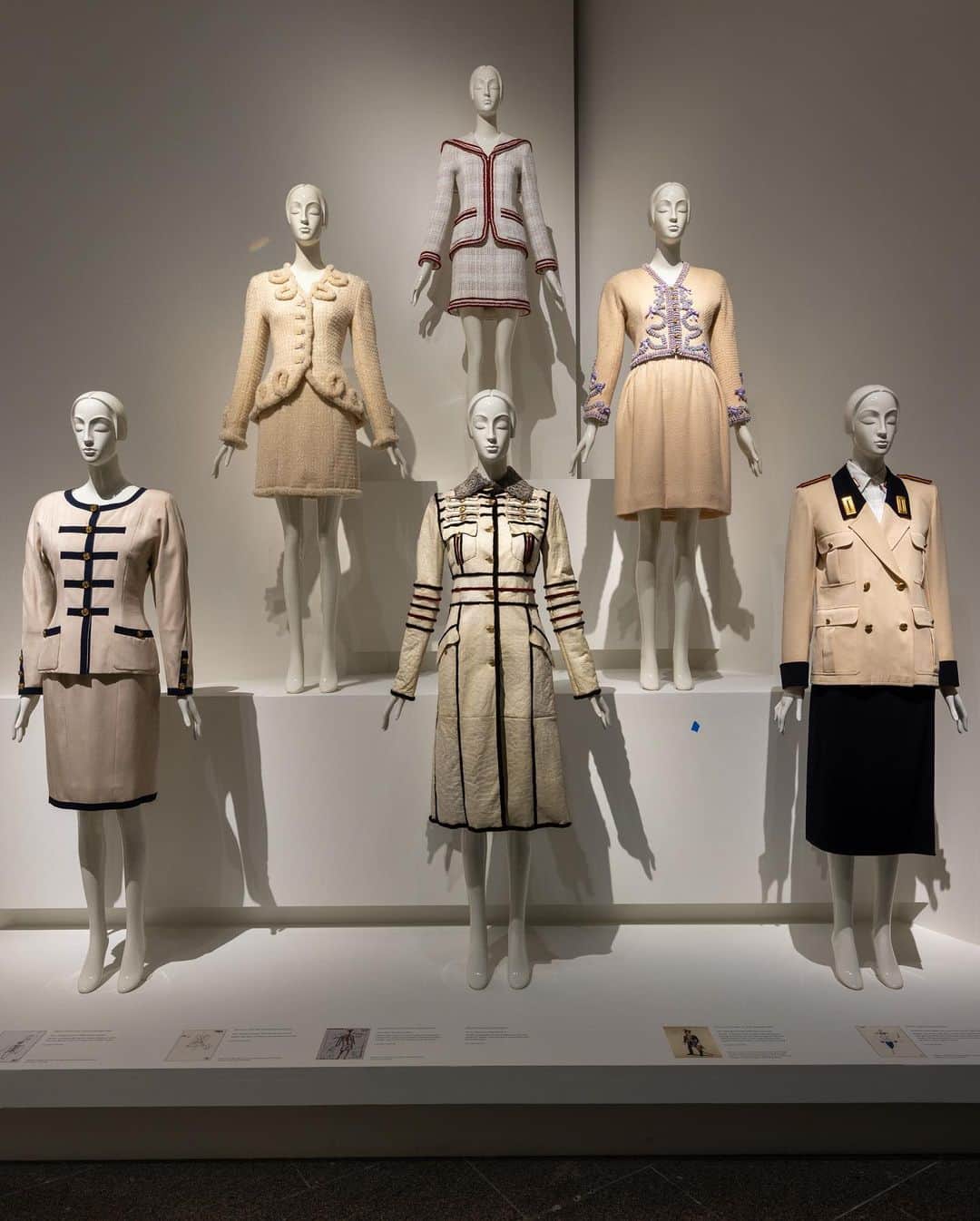 Fendiさんのインスタグラム写真 - (FendiInstagram)「“The bond between Karl Lagerfeld and Fendi is fashion’s longest love story.” – Silvia Venturini Fendi   Fendi is pleased to support "Karl Lagerfeld: A Line of Beauty", The Costume Institute’s exhibition at The Metropolitan Museum of Art, dedicated to the work of Fendi’s late Artistic Director of Couture and Womenswear.   Lagerfeld was hired by the Fendi sisters in 1965. In the five decades that followed, the late designer transformed the family’s Maison into a playground of creativity, his extraordinary and boundless imagination powering its metamorphosis and fueling the longest relationship between a fashion house and a designer.    The exhibition celebrates Lagerfeld’s unique working method and includes several pieces from the Fendi archive in Rome, on display 5 May through 16 July 2023.   #ALineOfBeauty #MetGala #Fendi @metmuseum @metcostumeinstitute」5月4日 5時01分 - fendi
