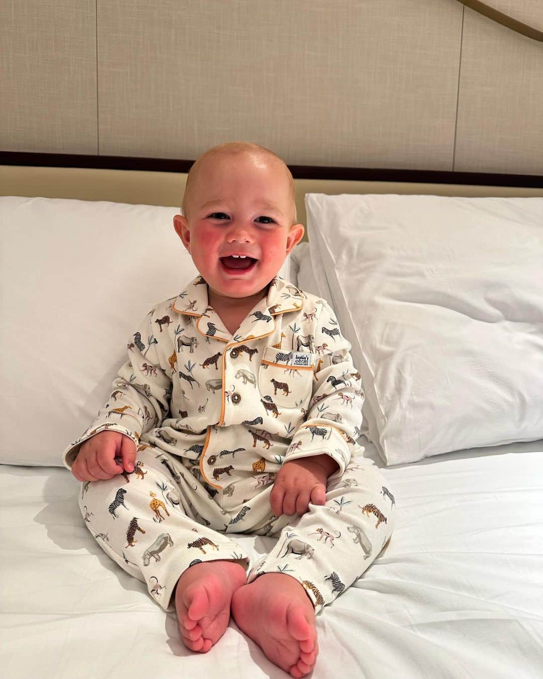 サム・フェアーズのインスタグラム：「That smile 🥹😄 We have some very gorgeous new bits coming this month 👀 @knightleyadventures @fandfclothing keep an eye out in your local @tescofood store 🌱 #organiccotton #mybrand #newcollection」