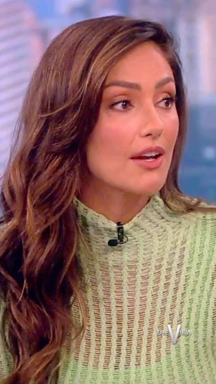 ミンカ・ケリーのインスタグラム：「@MinkaKelly tells #TheView about opening up in her new memoir #TellMeEverything about her childhood with a single mother struggling with addiction and how she’s found “forgiveness and grace” for her.」