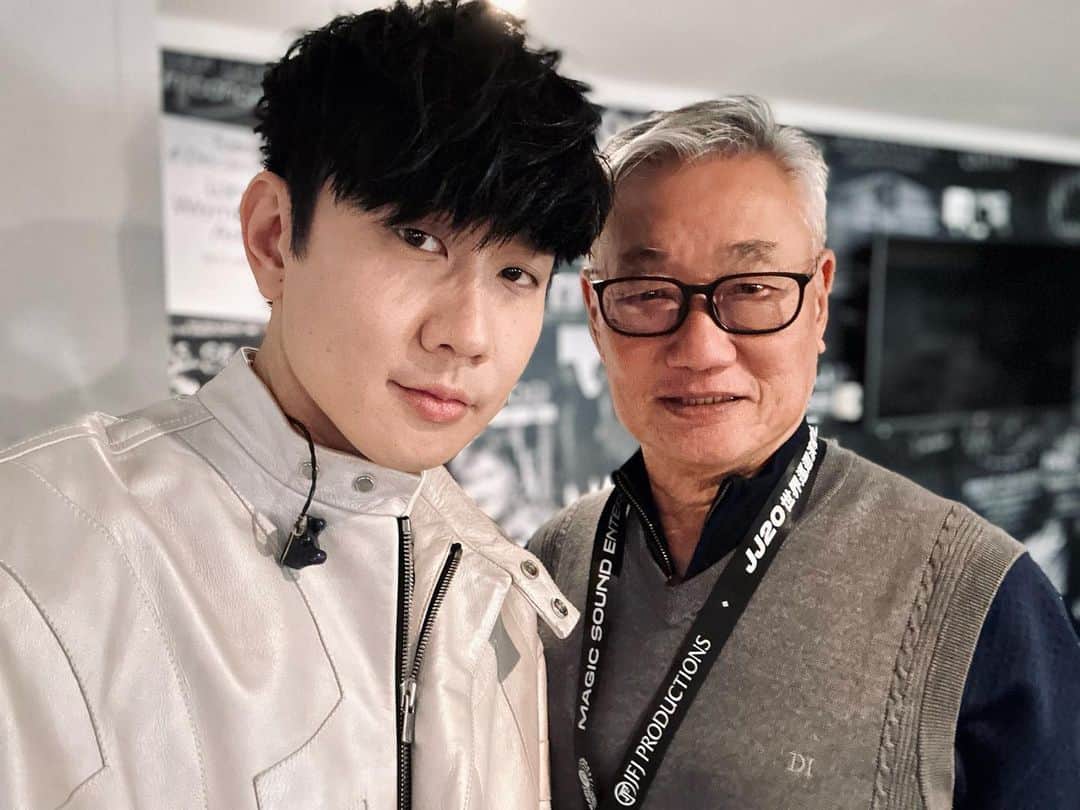 林俊傑のインスタグラム：「JJ20 London after party vibes!  Thank you my JJ20 family…  See you when I see you… hang soon!  #JJ20WorldTour #afterparty」
