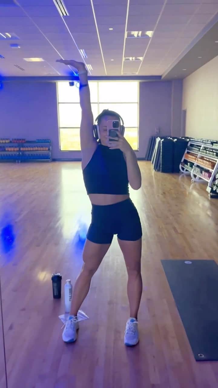 マギー・ニコルズのインスタグラム：「WORKOUT WEDNESDAY💪🏼🕺✨ @maggienichols_fit  • FULL WORKOUT⤵️ ⚡️DB SQUAT HEAVY 3x8-10 SS: ⚡️Bulgarian split squat 3x8-12 ⚡️ DB glute bridge 3x10-12 SS: ⚡️Single leg RDL 3x10  ⚡️in and out squats 3x20 SS: ⚡️Step ups 3x10 ⚡️Sumo squat 10 to sumo pulses x20  SS: ⚡️Leg press 3x10-12 ⚡️Single leg leg press 3x8 You got this!💪🏼  Recovering with phormula-1 protein, ingnition, & L-glutamine!  #iam1stphom #1stphorm fitness #health #trainer #cpt #legday #workout #wellnesswednesday #movement #momentum #intention #discipline #evolve」