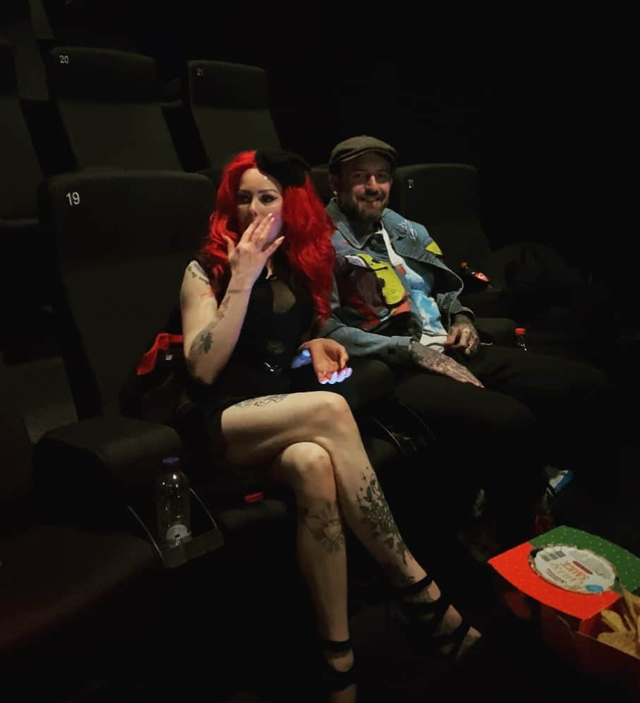 ベン・ソーンダースのインスタグラム：「we do make a pair ❤️ @_gipsyj_ @sublimenl premiere」