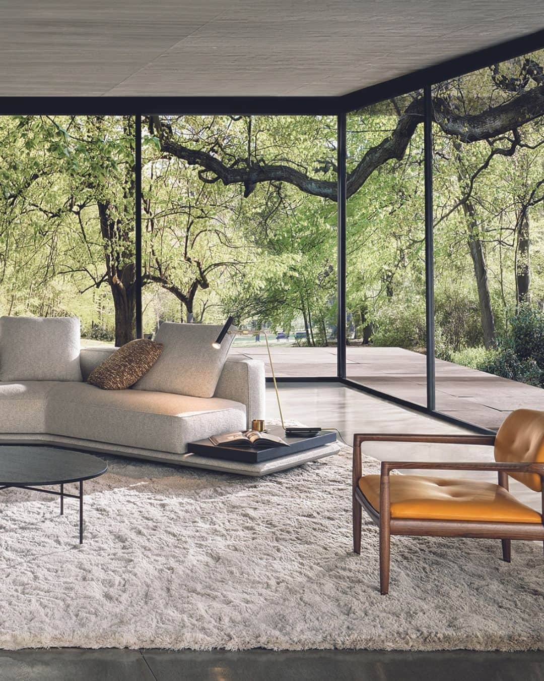 Minotti Londonさんのインスタグラム写真 - (Minotti LondonInstagram)「A floating island with square lines that marks the horizon of the living space. The new system by @mkogan27 / @studiomk27 takes shape from a suspended base, a solid thin line covered in leather, fabric or both, on which generous volumetric padded elements rest.   Perfectly consistent with Marcio Kogan's design philosophy, the Horizonte modular seating system is the result of a clear architectural vision: a rigorous shape, raised seven centimetres off the ground thanks to a recessed plinth in matt black varnished metal, which gives the sofa a special feeling of suspension.  Tap the link in our bio to explore the Horizonte Sofa or come to see it in our showroom.  #horizonte #minotti #luxuryfurniture #interiordesign #madeinitaly #luxurysofa #sofadesign #sofa #livingroomdecor #livingroomideas #livingroomdesign #marciokogan #studiomk27」5月4日 16時00分 - minottilondon