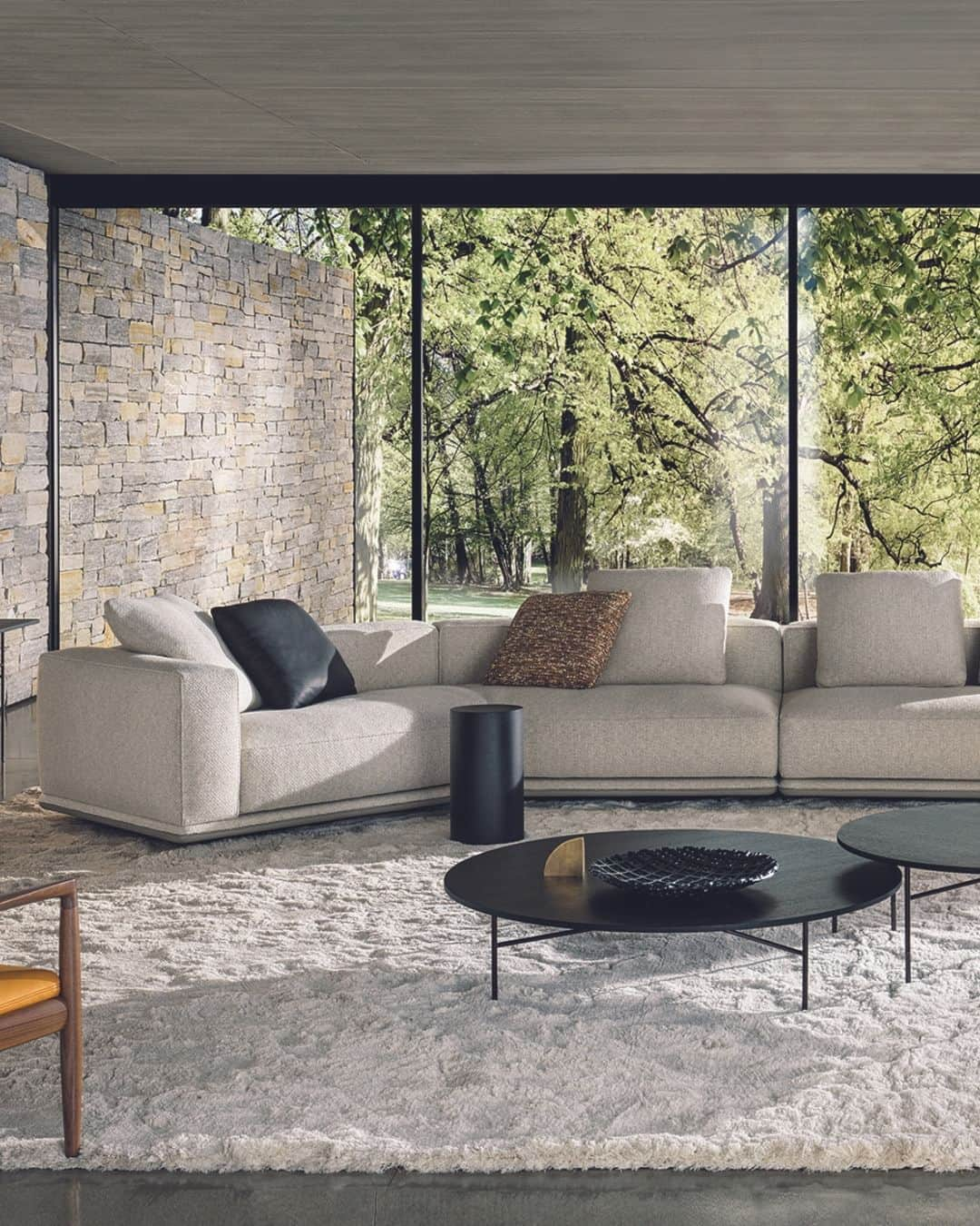 Minotti Londonさんのインスタグラム写真 - (Minotti LondonInstagram)「A floating island with square lines that marks the horizon of the living space. The new system by @mkogan27 / @studiomk27 takes shape from a suspended base, a solid thin line covered in leather, fabric or both, on which generous volumetric padded elements rest.   Perfectly consistent with Marcio Kogan's design philosophy, the Horizonte modular seating system is the result of a clear architectural vision: a rigorous shape, raised seven centimetres off the ground thanks to a recessed plinth in matt black varnished metal, which gives the sofa a special feeling of suspension.  Tap the link in our bio to explore the Horizonte Sofa or come to see it in our showroom.  #horizonte #minotti #luxuryfurniture #interiordesign #madeinitaly #luxurysofa #sofadesign #sofa #livingroomdecor #livingroomideas #livingroomdesign #marciokogan #studiomk27」5月4日 16時00分 - minottilondon