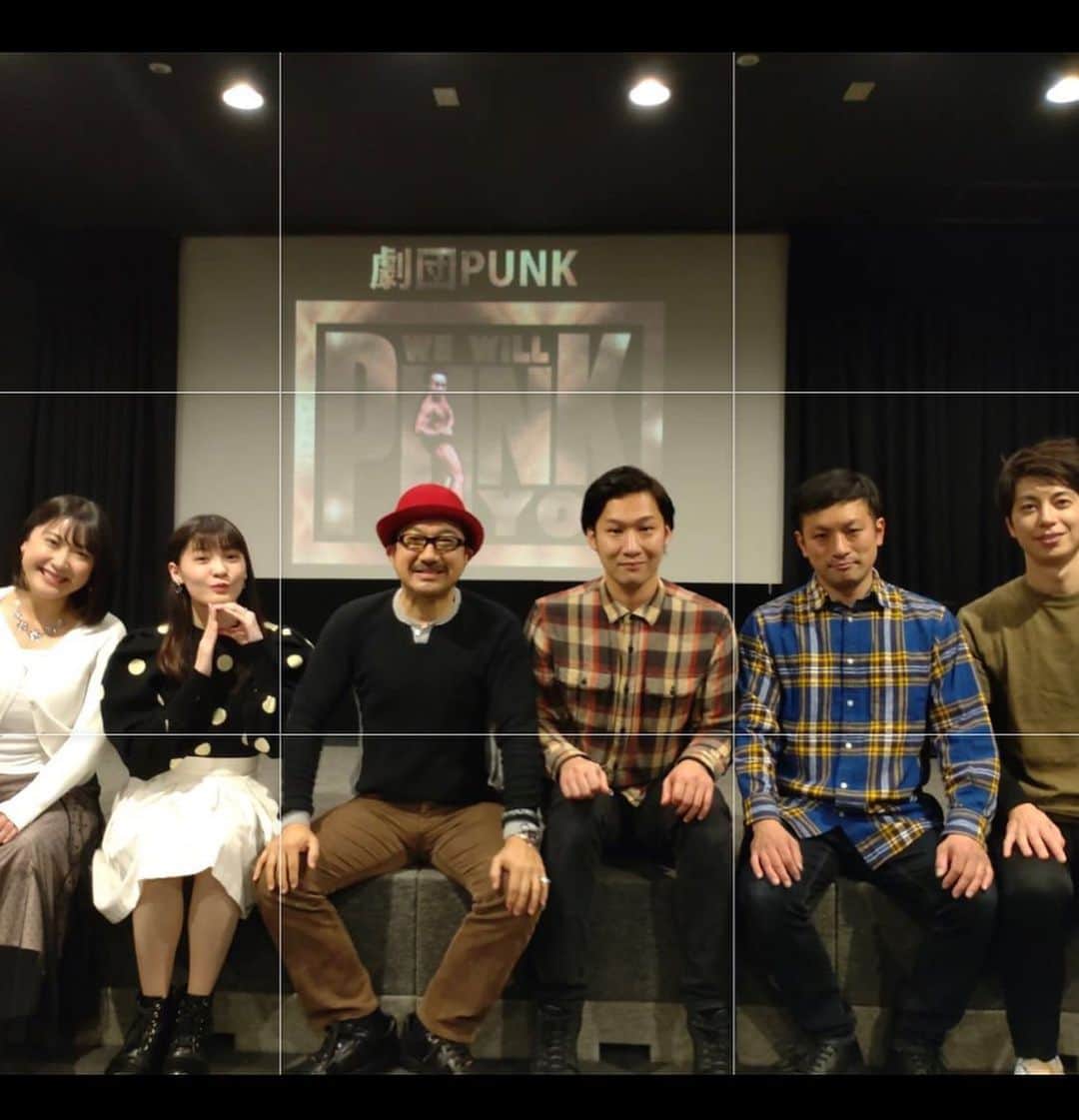 ジェット菅原のインスタグラム：「『劇団punk』  2016年に矢野・兵動の矢野さんが立ち上げた劇団（ #劇団punk )  ぼくが初めて参加させてもらったのは2019年でした。  この最初の写真は昨年の年末に行われた劇団punkの公演後に撮影したものです。  この日のメンバーは、矢野・兵動 矢野さん、ミライスカートの児島真里奈さん、スターダスト所属の横堀菜々美さん、俳優の大西ユースケ さん、同期のムチャクチャヤンへらい、ジェットスガワラ。  この日の公演を同期の河本くんが観に来てくれていました。  河本くんとは5年ほどルームシェアをしていて、色々と切磋琢磨した仲間でした。  数年前に芸人の活動を辞め、脚本家の道に進みました。  　　 公演終わり、河本くんとみんなで喋っているところに矢野さんがきて、初対面の河本くんに脚本家なんやったら今度のpunkの脚本も書いてや！と提案をしてくれました。  そうして河本くんを脚本にむかえて次の公演をやる形となりました。  個人的にめちゃくちゃアツイ展開だと思っています。  そしてヨシカツ！（大西ユースケさん、ムチャクチャヤンへらい、ぼくの3人でやっている映像ユニット 大西ユースケさんのインスタで動画観れます）のメンバーも、この公演で大暴れしたいと意気込んでいます。  パイセンプロデュース劇団PUNK WE WILL PUNK YOU 20231 〜梅雨だから雨季雨季バラエティーショウ!!～」 開催日 2023年6月30日（金）  会場　十三シアターセブン  19:00開場/19:30開演  出演者 劇団ＰＵＮＫ選抜メンバー ・矢野勝也（矢野・兵動） ・横堀菜々美 ・大西ユースケ ・ジェットスガワラ ・戸来大ち（ムチャクチャヤン） ほか  【会場観覧】 　前売 3,000円／当日 3,500円  ※チケットはジェットスガワラなど出演者に直接DMで取り置きも頼めます！　 名前と枚数をお伝えください。  【オンライン視聴】 　2,500円（+100円のお支払手数料が発生します） ※開催日より２週間アーカイブ視聴可 ※一部配信不可な部分がございます。予めご了承願います  詳しくは十三シアターセブンのホームページへ！」