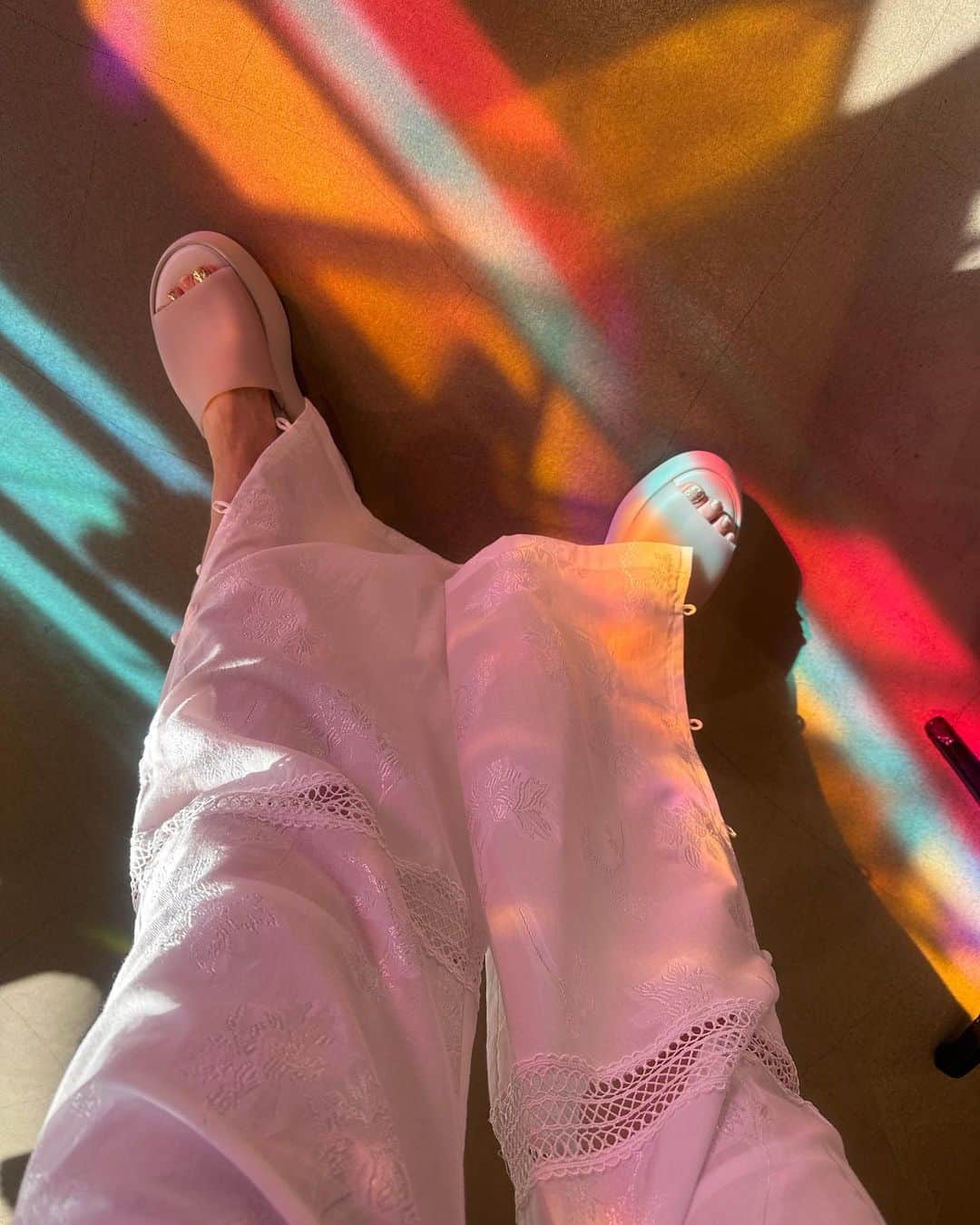 簑島三佳のインスタグラム：「夕方のHONEYのオーロラタイム好き🌈  毎年夏はMelissaのサンダルを買うよ👡  ホルターリブタンクは白も黒も買いました  バックのあきが可愛いんだー♡  @honeymihoney_official  #HONEYMIHONEY」
