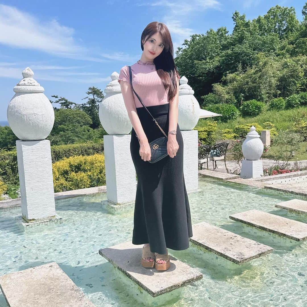 桃瀬えりなのインスタグラム：「川奈ステンドグラス美術館𝐏𝐚𝐫𝐭𝟏♡ 素敵な所でした✨ 写真撮りたくなる綺麗なスポットがいっぱい︎‪🫶🏻  #rady #harrywinston #gucci #rolex #chloe #follow #followme #川奈ステンドグラス美術館 #伊東 #川奈 #旅行 #お花 #庭園」