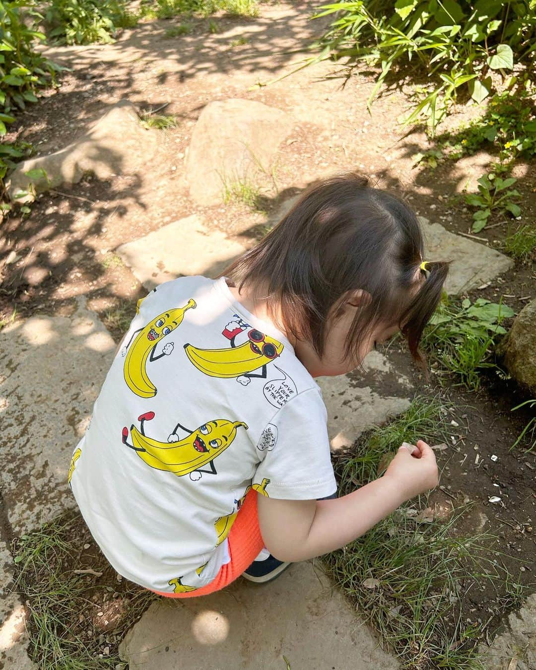 JOYさんのインスタグラム写真 - (JOYInstagram)「今日はオフだからはーちゃんと公園〜♪♪バナナTシャツ似合うなぁ🍌 相変わらずたくさん笑わせてくれて楽しかったよ🤣🤣🤣 てんとう虫を見つけてテンション爆上がりしてるのが可愛い過ぎて、わたくし数分気絶させて頂きました。 家からとーーーーっても離れてる公園だったんだけどさ、『じょいの抱っこで歩いて帰るのぉぉぉ！！』と鼻息を荒げてキレ気味に指示をしてきたはーちゃん。 言う通りに歩いて帰り始めたら数分で寝てました✨ 勘弁してくれる？😘  #子育て #育児 #むしろ子供に育親されてる #たくさん学ばせてくれてありがとう #妻にも娘にもいつだって愛と感謝と尊敬を #幸せをありがとう」5月4日 14時32分 - joy.official