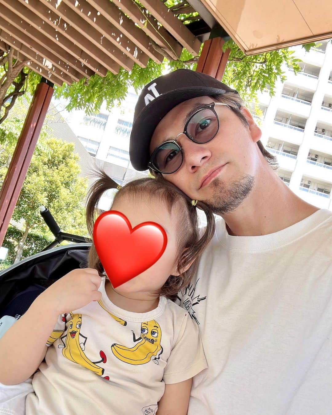 JOYのインスタグラム：「今日はオフだからはーちゃんと公園〜♪♪バナナTシャツ似合うなぁ🍌 相変わらずたくさん笑わせてくれて楽しかったよ🤣🤣🤣 てんとう虫を見つけてテンション爆上がりしてるのが可愛い過ぎて、わたくし数分気絶させて頂きました。 家からとーーーーっても離れてる公園だったんだけどさ、『じょいの抱っこで歩いて帰るのぉぉぉ！！』と鼻息を荒げてキレ気味に指示をしてきたはーちゃん。 言う通りに歩いて帰り始めたら数分で寝てました✨ 勘弁してくれる？😘  #子育て #育児 #むしろ子供に育親されてる #たくさん学ばせてくれてありがとう #妻にも娘にもいつだって愛と感謝と尊敬を #幸せをありがとう」