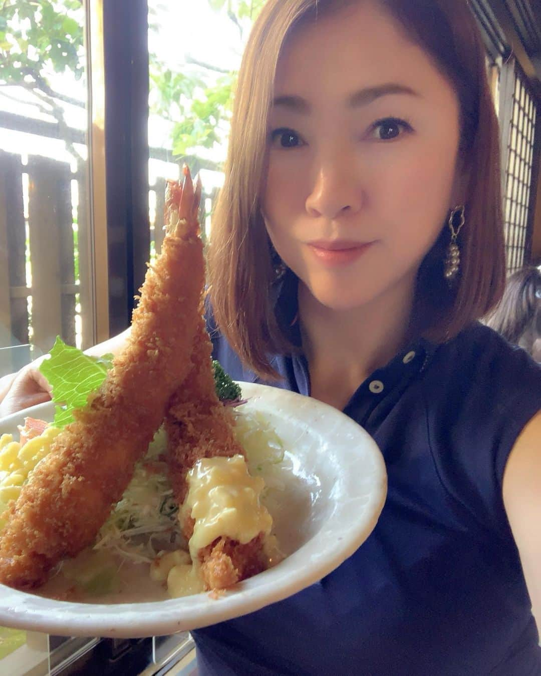 田中悦子さんのインスタグラム写真 - (田中悦子Instagram)「スループレー⛳️のあと ゴルフ場近くにある 超超大きい海老フライが有名な 鼎に寄りました❣️  まーじーで大きい🤣🤣🤣  息子とシェアでも大きすぎた笑😆  ママは生ビール🍺も🥰  3150👍  #巨大海老フライ #海老フライ #ジャンボエビフライ」5月4日 14時35分 - etsuko.reborn25