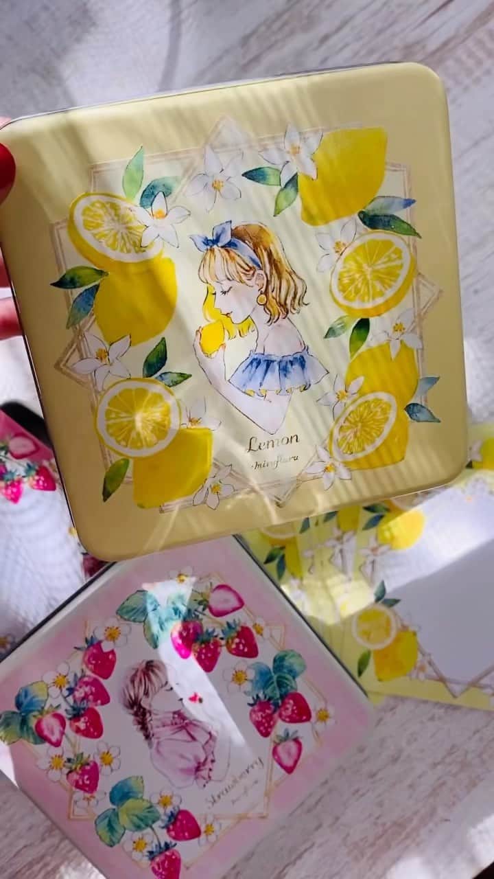 のインスタグラム：「🆕イチゴとレモンの缶ケースに、メッセージカードを入れたセットです🍓🍋  缶ケース今回もとっても可愛く仕上がりました💖  朝日でエモい動画が撮れたので取り急ぎ📸🌅 カラバリや写真はもう少し撮影してからグッズアカウントでご紹介します。  @mirafluru  イチゴの方は作りたかった淡いピンクのケースが欠品中だったので、デザフェスで増える予定です。 明日のコミティアにも少しだけ持っていきます。  #COMITIA144 #コミティア144 #デザフェス #デザフェス57 #イチゴ #いちご #苺 #レモン #Lemon #artwork #watercolor #透明水彩 #水彩 #art #illust #illustration #draw #illustrator #イラスト #イラストレーター #手描き #手書き #アナログ #アナログイラスト #ガールズイラスト #miyamaayumi #花 #flowers #ファッションイラスト #クッキー缶」