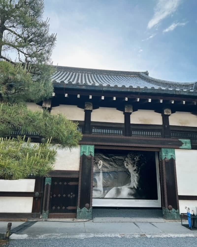 eclat.magazineさんのインスタグラム写真 - (eclat.magazineInstagram)「GWの京都は、街を巡るのにぴったりなお天気。限られた時間の中で、KYOTOGRAPHIE 京都国際写真祭 2023を満喫してきました。今年は「BORDER＝境界線」がテーマ。 ⁡ ⭐︎マベル・ポブレット「WHERE OCEANS MEET」／京都文化博物館 別館 ⁡ キューバの若手アーティスト。水と海をテーマにした彼女の作品は、写真プリントをピラミッド型に折ったり、セロハンにシルクスクリーン印刷して花形に切り抜いたり、思いもかけない手法で語りかけてきます。2階で流れているインタビュー映像もぜひ。旧日本銀行のクラシックな建築とともに、濃密な時間が過ごせます。 ⁡ ⭐︎WORLD PRESS PHOTO「レジリエンス── 変化を呼び覚ます女性たちの物語」／京都芸術センター ⁡ 「2000年から2021年までの世界報道写真コンテストで受賞した世界各国の女性・少女・コミュニティにおけるレジリエンス（回復力）および挑戦に焦点を当てた」展示。世界13ヵ国・17人の写真家がジェンダー平等について問いかける写真は、元明倫小学校校舎である京都芸術センター フリースペースで入場無料で見られます。 ⁡ ⭐︎ 松村和彦「心の糸」／八竹庵（旧川崎家住宅2階） ⁡ チケット、グッズ、書籍販売などKYOTOGRAPHIEのインフォメーションセンターが、築100年の京町屋の1階に。そして2階 で入場無料で展示されているのが、写真記者でもある松村和彦氏の作品。その主題は「認知症」。認知症の本人・家族・周囲の人々に取材を重ね、その歩みをカメラに捉えていったそう。柔らかな光のモノクロ写真と糸が織りなす空間が、認知症を理解するきっかけを与えてくれました。 ⁡ ⭐︎高木由利子「PARALLEL WORLD」／二条城　二の丸御殿　台所・御清所 ⁡ 日常的に民族衣装を着ている人達を12カ国で撮影したプロジェクト〈Threads of Beauty〉と、DIORのために撮り下ろした新作やイッセイ・ミヤケ、ヨウジヤマモトなど80年代から現代までのファッションを撮影したシリーズをパラレルに展示。服の存在意義、着る側の愛、作り手の美学を同時に体感、考察する空間に。 ⁡ 15ある展示プログラム全てを見ることはできませんでしたが、閉館ギリギリまで巡って楽しみました。KYOTOGRAPHIEはいよいよ5月14日（日）まで。これから京都旅という方、お目当てのお店やお寺の近くで写真展が開催されているかもしれません。公式サイトをぜひチェックしてみてください。（本誌編集長K藤）  #KYOTOGRAPHIE #京都国際写真祭 #雑誌エクラ #エクラ #eclatmagazinejp」5月4日 14時41分 - eclat.magazine