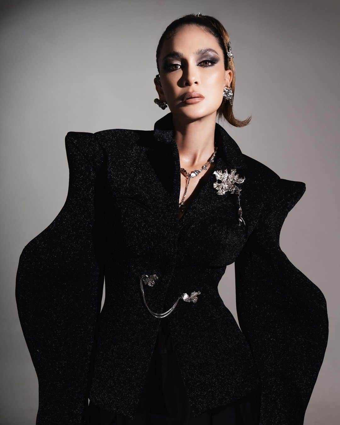 ルナ・マヤのインスタグラム：「#STARRING @lunamaya  . Photographer @winstongomez #winstongomez  MUA @archangelachelsea  Stylist @jonathandytan  Hairstylist @shabura  Designer by @sean_sheila Jewerly by @gelap.ruangjiwa  Nails @linneabeautybar_id」