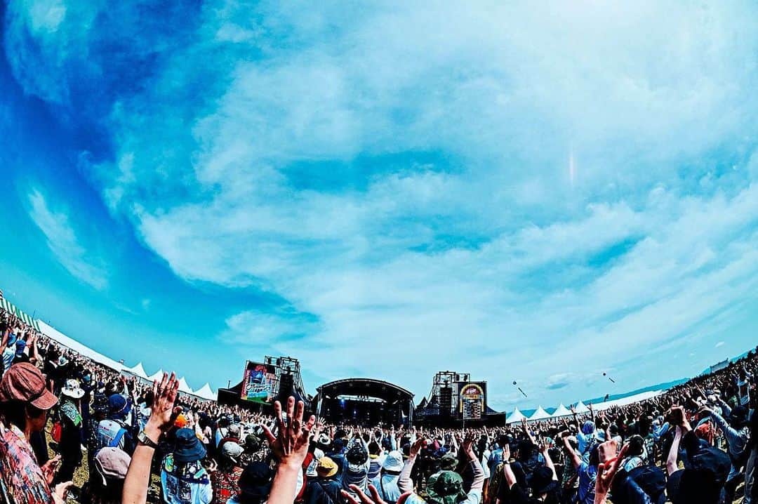近藤洋一（サンボマスター）のインスタグラム：「【OTODAMA’23】ありがとうございました！！  空も客席も眩しいとても気持ちの良いステージでした！最高！  #otodama #サンボマスター  photo by @hamanokazushi」
