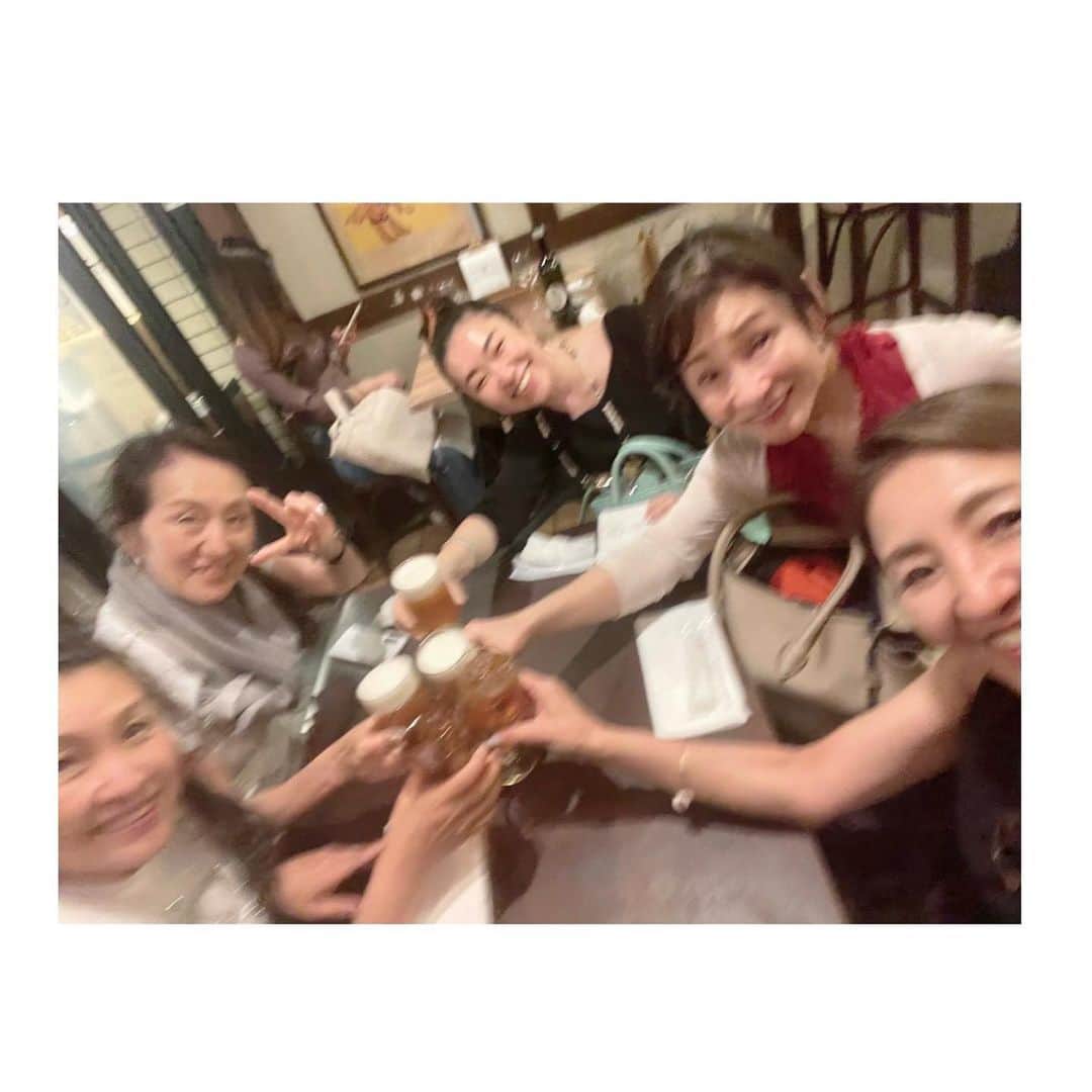 金田久美子のインスタグラム：「恵比寿ガーデンプレイスでのレイナホクを観た後、懐かしいフラ仲間と楽しいひと時✨😆 #Lei Na Hoku #レイナホク #フラ仲間最高 #ビール🍻で乾杯」
