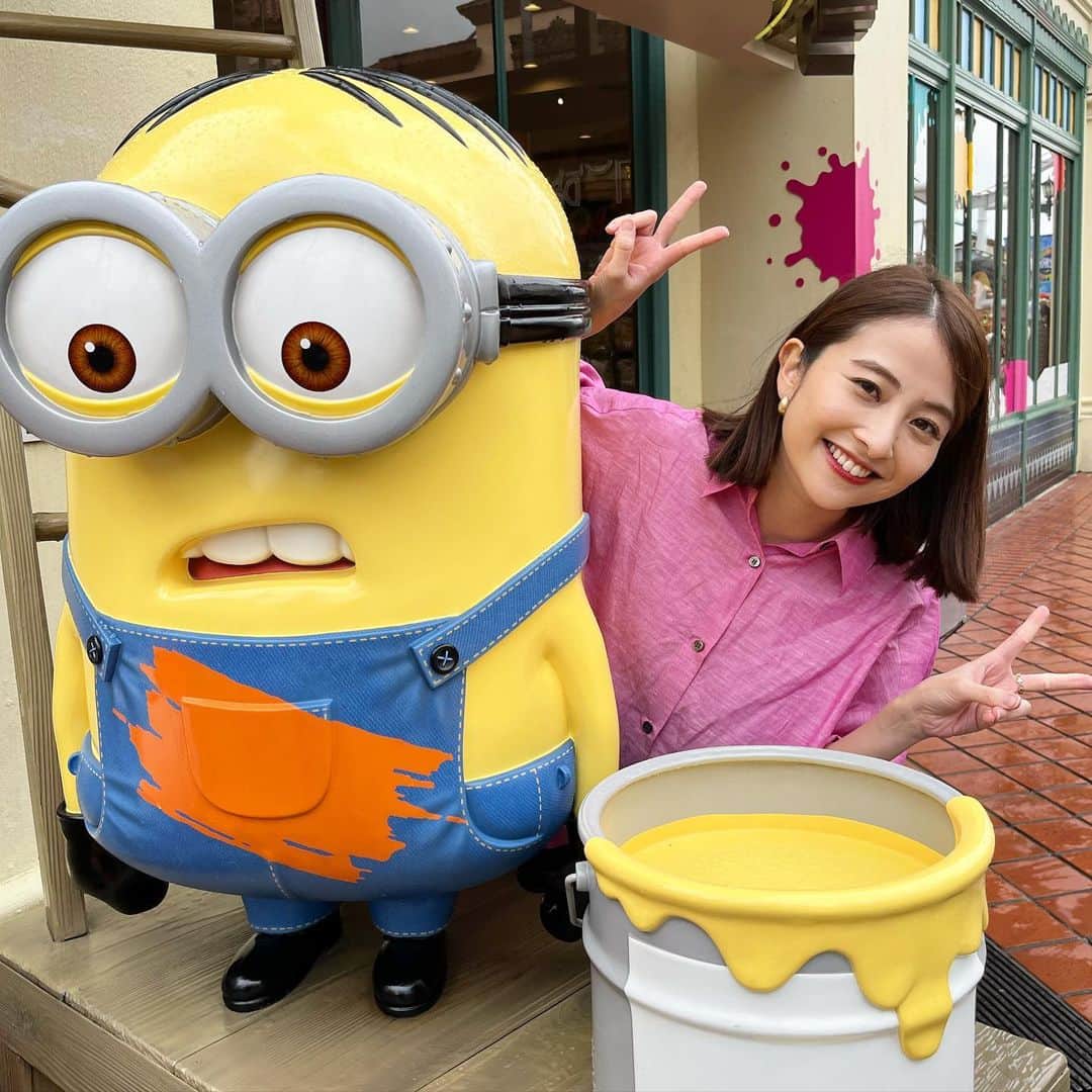 のインスタグラム：「GW！をずいぶん前にしてロケに行ったUSJ🌏  シャチホコさん、 後輩の吉村ちゃんも一緒に はしゃぎました✌️✌️  #USJ #アッコにおまかせ  #シャチホコさん とはチーム93年生まれです😌 #吉村恵里子 アナ #NOLIMIT  #ミニオン かわいすぎ」