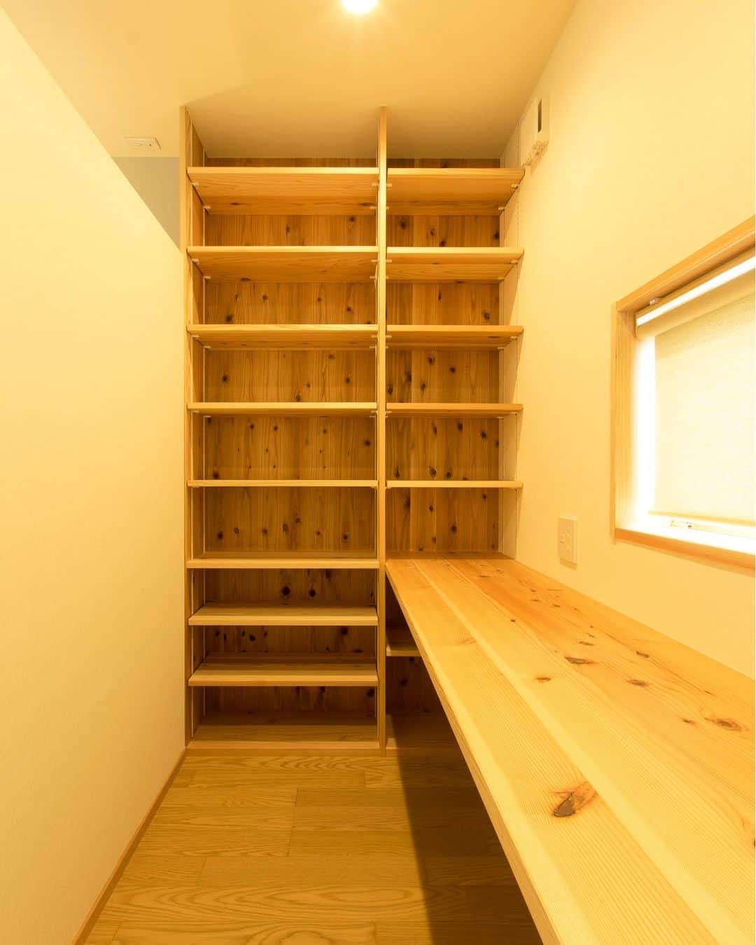 ミヤワキホームさんのインスタグラム写真 - (ミヤワキホームInstagram)「こちらは寝室の一角にある書斎スペースです。  お客様のご趣味であるCDコレクションを置けるようCDの寸法に合わせて棚を作りました。  －－－－－－－－－－－－－－－－－－－－－－－ 他の施工事例はこちらから ➭➭➭ @miyawakihome #家づくり に役立つ情報を定期的に更新中 －－－－－－－－－－－－－－－－－－－－－－－  #書斎スペース #趣味スペース #ワークスペース #パソコンスペース #スタディスペース #スタディコーナー #ライブラリースペース #床材選び #造作棚 #家づくりアイディア #失敗しない家づくり #後悔しない家づくり #収納アイディア #間取りの工夫 #自然素材の家 #無垢 #無垢材 #新築 #マイホーム #工務店がつくる家 #リフォーム #リノベーション #高岡工務店 #富山注文住宅 #高岡注文住宅 #高岡市 #木の家 #ミヤワキ建設 #ミヤワキホーム」5月4日 15時00分 - miyawakihome