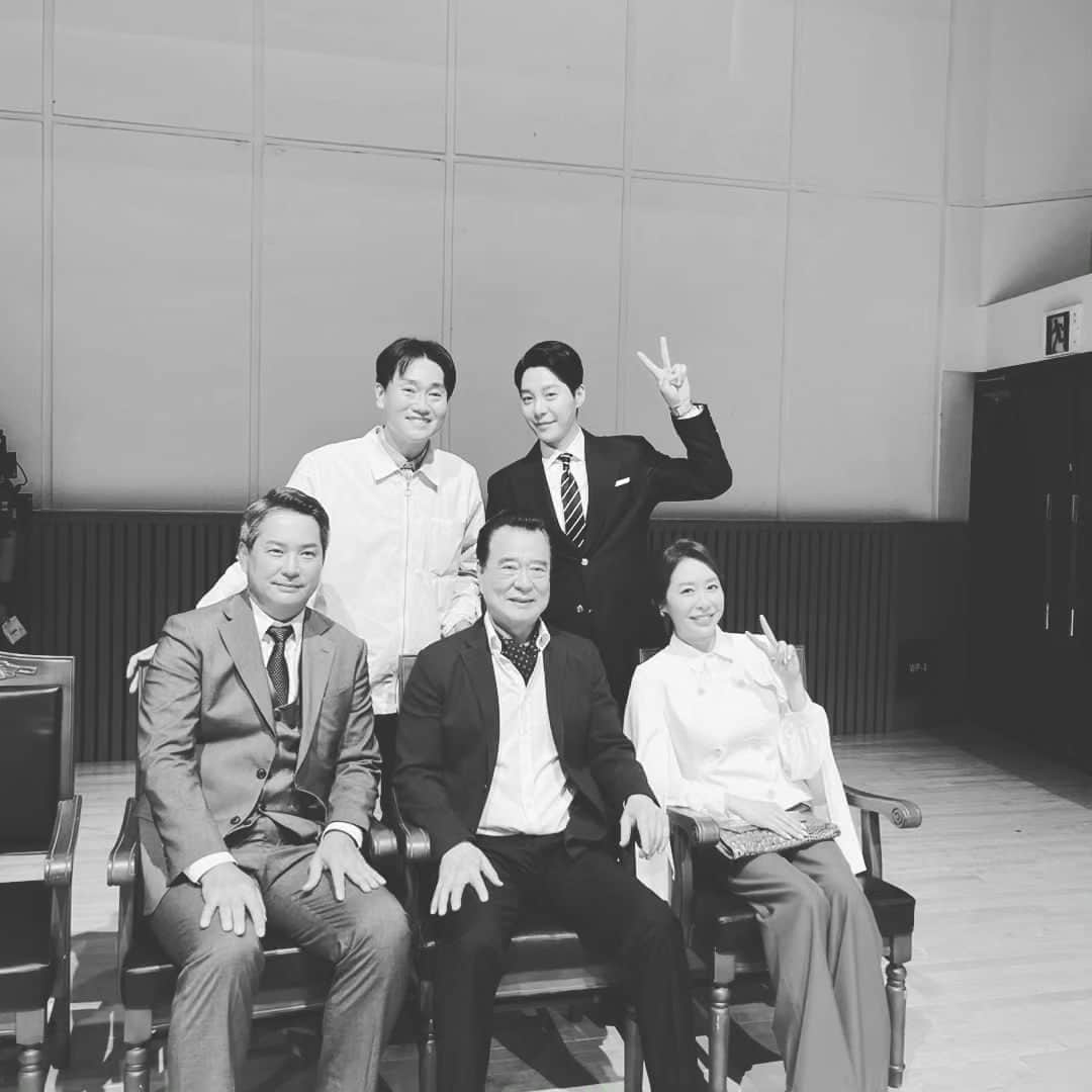 ハン・ギウンさんのインスタグラム写真 - (ハン・ギウンInstagram)「#비밀의여자 할아버지 큰아버지 아버지 엄마 우리가족.. ❤️  유리는 어디갔니..」5月4日 15時02分 - vken1230