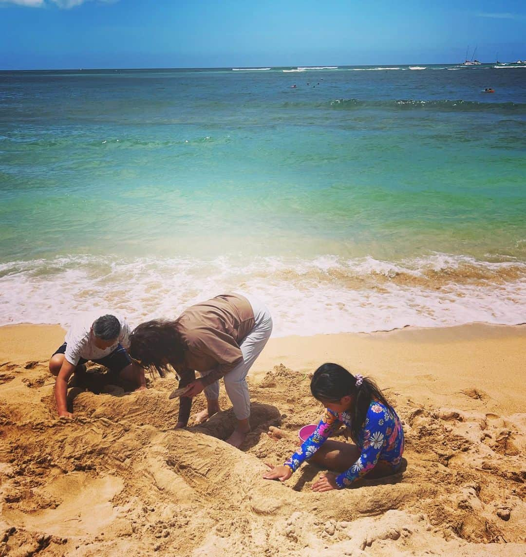 田波涼子さんのインスタグラム写真 - (田波涼子Instagram)「海やプール、ゲームセンターまで行って、大好きなジジ君とババちゃんに遊んでもらって幸せねっ。 夜はトランプするし💦  朝はゆっくり起きて疲れすぎないように過ごしてます🤭  両親は長期ステイ。なので私達帰ったらゆっくりしてもらいます💦  2人で１つの小さめトランクで来たらやはり入らなそ〜… ROSS行かねばっ」5月4日 15時02分 - ryokotanami.idea