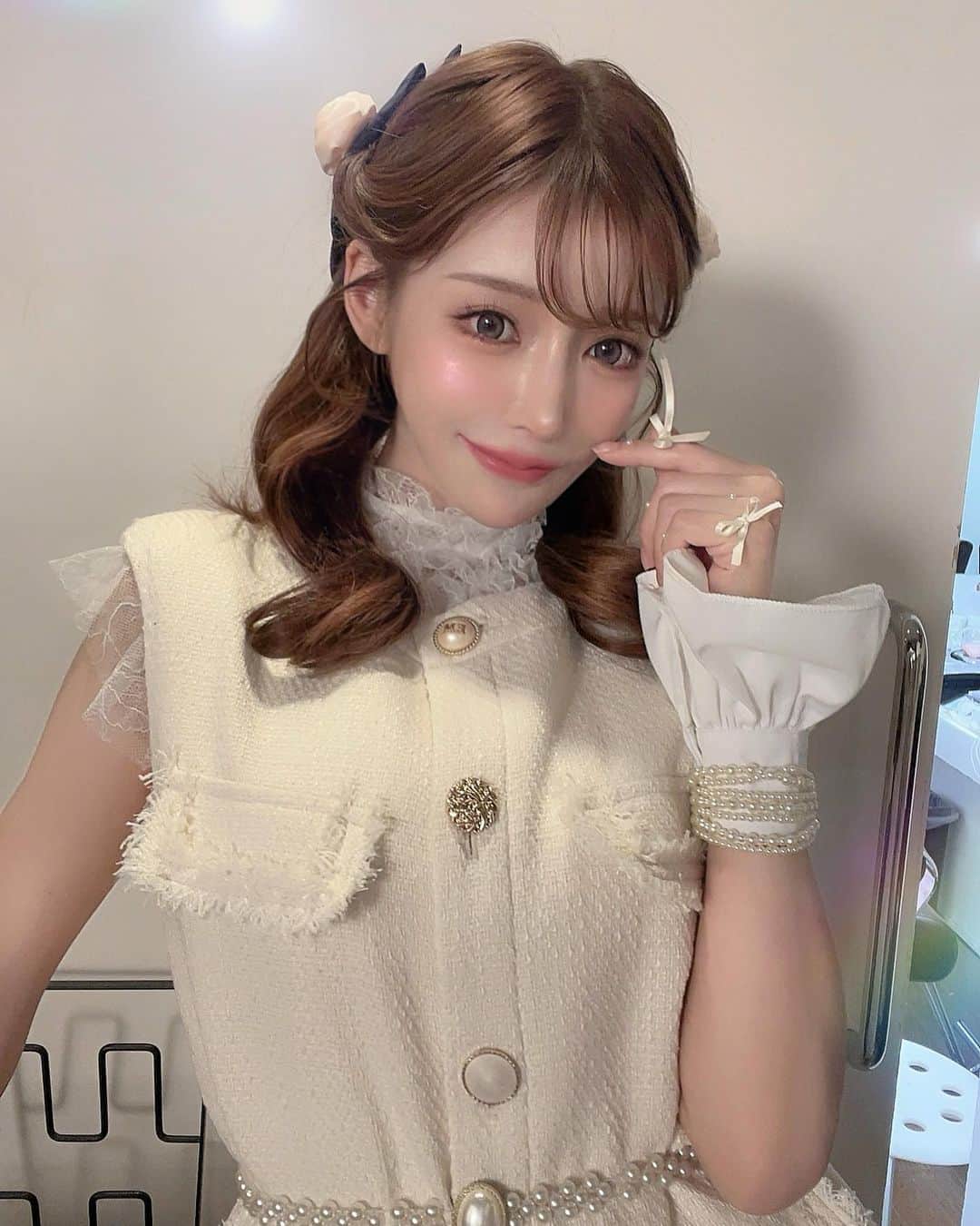 明日花キララのインスタグラム：「指までメイクしないとね🪄」