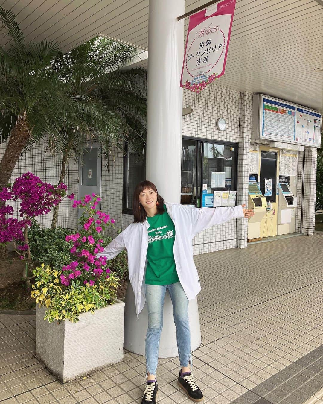 上野樹里さんのインスタグラム写真 - (上野樹里Instagram)「宮崎帰ってきたよー！🌴🌺 アマテラス鉄道Tシャツと共に😄🚉🚞  #宮崎ブーゲンビリア空港」5月4日 15時22分 - _juri_art_