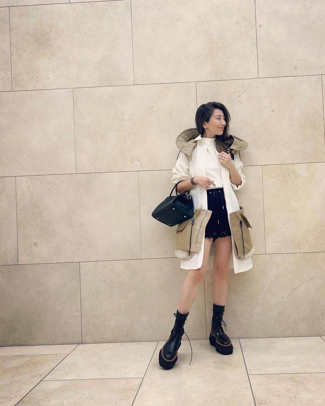 木嶋真優のインスタグラム：「私服🤎🤍🖤 今日18:00にやっとリリースできることあるので待っててね📢 #紐はほどけそうでほどけてはいない　#うまく結べない #そんなにじっとは見ないで Outer: @sacaiofficial  Tops: @cfcl_official  Pants: @sacaiofficial  Boots: @sacaiofficial  Pierce: @vancleefarpels  Bracelet: @hermes  Ring: @hermes  #fashion #私服　#ファッション」