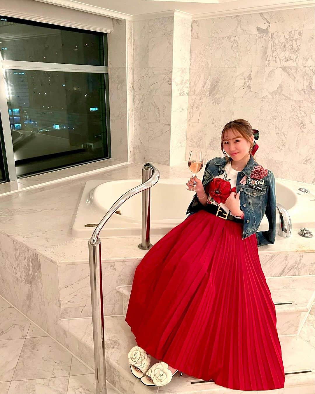 カリスマゆきちゃんのインスタグラム：「. . 📍Hotel The Manhattan  バスルームが広くて綺麗🤍  @hotelthemanhattan  @charisma.yukichan  __________________________ #Mybirthday #hotelthemanhattan  #ホテルザマンハッタン #バスルーム」