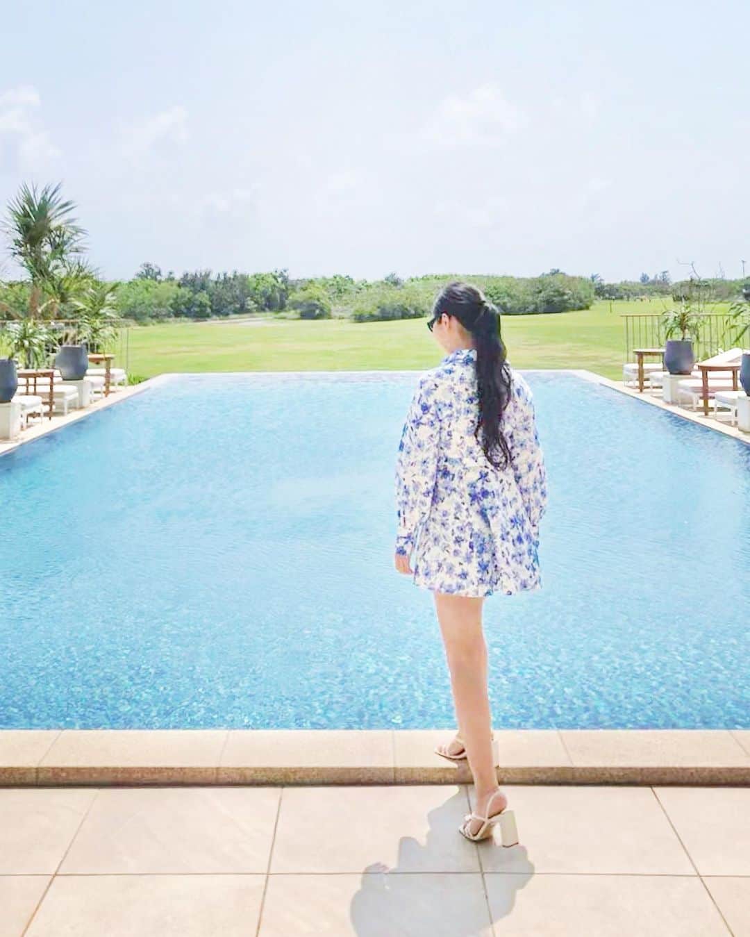 榊山敬代のインスタグラム：「🏝️🕶️🍺… ・　　 つづき  クラブインターコンチネンタルでは ゲストだけがアクセスできる安心し たセキュリティーにはじまりまして 専用のラウンジとプールが満喫でき るおもてなしは極上なひとときの巻  ラウンジではソフトドリンクなど 自由に楽しめましたりプールでは 浮き輪などの使用はできないので 大人向けな静かなプールも魅力的  今回は偶々混雑していなかったので チェックインも早めに手配していた だいたお陰もありまして早速テラス でオリオンビールさまカンパイの巻  プールも入ってみましたが 身長約161cmで水面が肩位 の感じでしたので泳ぐ専門 な模様にて往復するだけで もバタンキューなのでした  🏊‍♀️💦…  ところで今回ビックリ事件が ありまして同じワンピースを 着ている方がクラブラウンジ にいらっしゃいましてエー！ と驚きましたがこのような偶 然は初めてでしたが装い方が 違ったので一見同じワンピー スには映りにくかったですが  同じ価値観の方なんだなぁと 貴重な光景にも映りました時  同じワンピースのマダムは お昼から一人でシャンパン をたのしまれていて優雅な ひとコマに憧れるのでした  さてこの日は朝食を 控えめにしてたので  小腹が空いてくるのも早くて 次の楽しみタイムへとつづく  #クラブインターコンチネンタル #ANAインターコンチネンタル石垣リゾート #anaintercontinentalishigakiresort #クラブラウンジ #Clublounge #ANAインターコンチネンタル石垣リゾートクラブラウンジ  #ホテル大好き #Hotel #Love #プール #trip #travel#旅 #旅行 #海 #Sea #pool #日本画家 の #外出こんなもん #最近ついてる #毎日がスペシャル #人生一度きり #人生楽しもう #人生思い出づくり #人生は素晴らしい #石垣島 #ishigakijima #石垣島好き #お誕生日 #happybirthday」