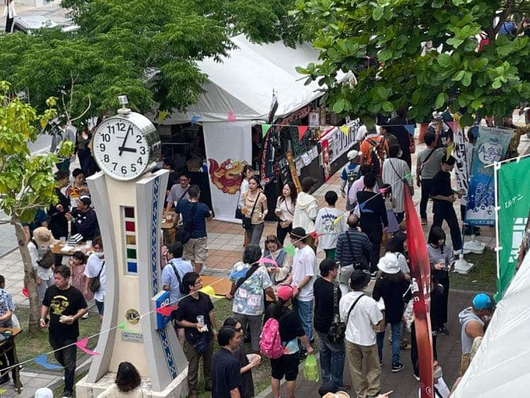 Haisai Chample Beer Festivalさんのインスタグラム写真 - (Haisai Chample Beer FestivalInstagram)「ハイサイビアフェスティバル2023春 . 2日目も大盛況ありがとうございます😊  . リユースカップは牧志駅側端のカップ販売所にて販売(300円)しております。  ビールを飲んだらカップをゆすぎ場でゆすぎ、つぎのビールを購入ください。  カップは捨てずにお持ち帰り頂き、ぜひご自宅でもご使用ください💁🏻‍♀️ . ハイサイビアフェスティバル2023春 5月3日（水・祝） 12～20時 5月4日（木・祝） 12～20時 さいおんスクエア 那覇市安里2-1-1 (沖縄都市モノレール 牧志駅直結)」5月4日 15時18分 - haisai_beerfes