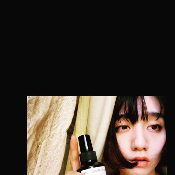 長井短のインスタグラム：「最近はかなり働いているので、毎日の楽しみはメイク落として化粧水とかやることです アプリで麻雀しながら化粧水浴びてる時間が気持ち良すぎる〜〜 ゴールデンウィーク、どこにも行けないけどこいつが海みたいな匂いだから毎晩旅行✌️💫」