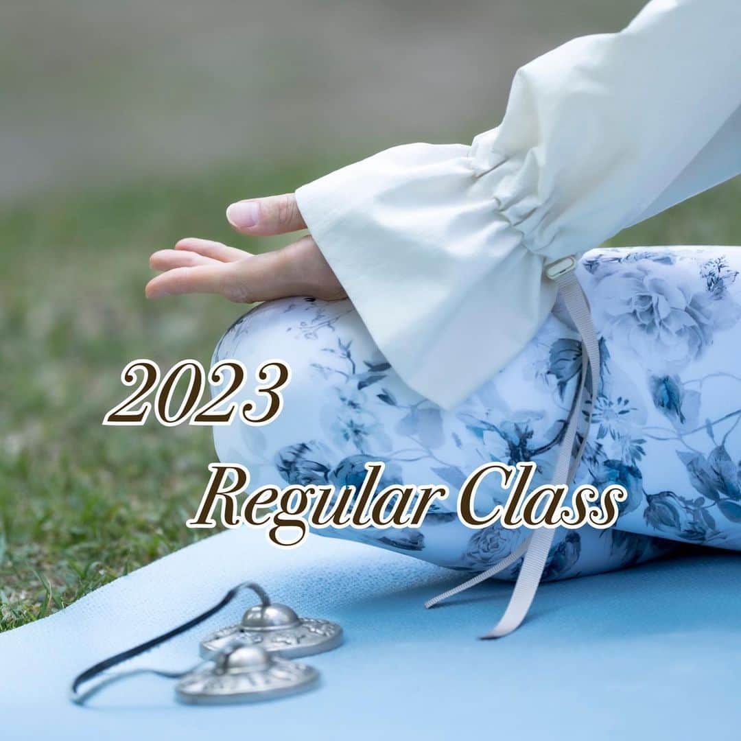 のインスタグラム：「2023年レギュラークラス🧘‍♀️ 5月から時間変更等あるのでまとめました🙏🏻  イベントが多い。という印象でしょうがあるかもしれませんが、 圧倒的にレギュラークラスが多いです。 昔はもっと多くてだいぶセーブしましたが😂 （レギュラークラス以外のヨガのお仕事もあるので。）  レギュラークラスは皆さんの成長を時間をかけて見れるから嬉しいです❤️ 同時に私自身も皆さんとのやりとりや悩みを聞きながら 色々な対応が出来るようになり私自身も 『先生』として成長出来る場であります。  よく皆さんに 『長く続けるから見える世界があり、それが大切』 と言いますが それは先生にも言える事。  クラスに愛を持てるか。 長く続けられるか？ だからこそ見える世界がある。 もちろん今までも長く続けたくても卒業せざるを得なかった てクラスもあったりしました。  世界や自分自身や環境は変わるもの。 一つ一つのタイミングを大切に 『一期一会』 を味わっていきたい🥰  ⭐️レギュラークラス情報⭐️  月曜日 ・18:30~19:50 @utlyoga   火曜日 ・13:35～14:35 ストレッチ～ボールを使ったマッサージ＆開脚～ @chacott_daikanyama  ・18:00～18:45 @tokyuoasis_rafeel   水曜日 ・12:00～13:00 @utlyoga（オンライン） ・16:50～18:10 @utlyoga  木曜日 ・11:30～12:15 @torcia_onlinefitness   金曜日 ・17:15～18:15 ファンクショナルローラーピラティス ・18:30～19:45ヴィンヤサニドラ @chacott_daikanyama   土曜日 ・12:30～13:45ヴィンヤサフロー @chacott_daikanyama   ※上記に記載していないクラス等もあります。 ※休講・代講の場合もあります。各スタジオHPにてご確認下さい。  #健康美 #インナービューティー #哲学 #サスティナブル #メンタルヘルス #holistic #ホリスティックライフ　#ヨガ哲学　  #vegan #ベジタリアン #organic #wellness  #ウェルネス  #yoga  #ヨガ #ヨガインストラクター  #美と健康 #beauty #health #ストレッチ #しなやか #yogalife  #naturalbeauty #model #fitnessmodel #yogini」