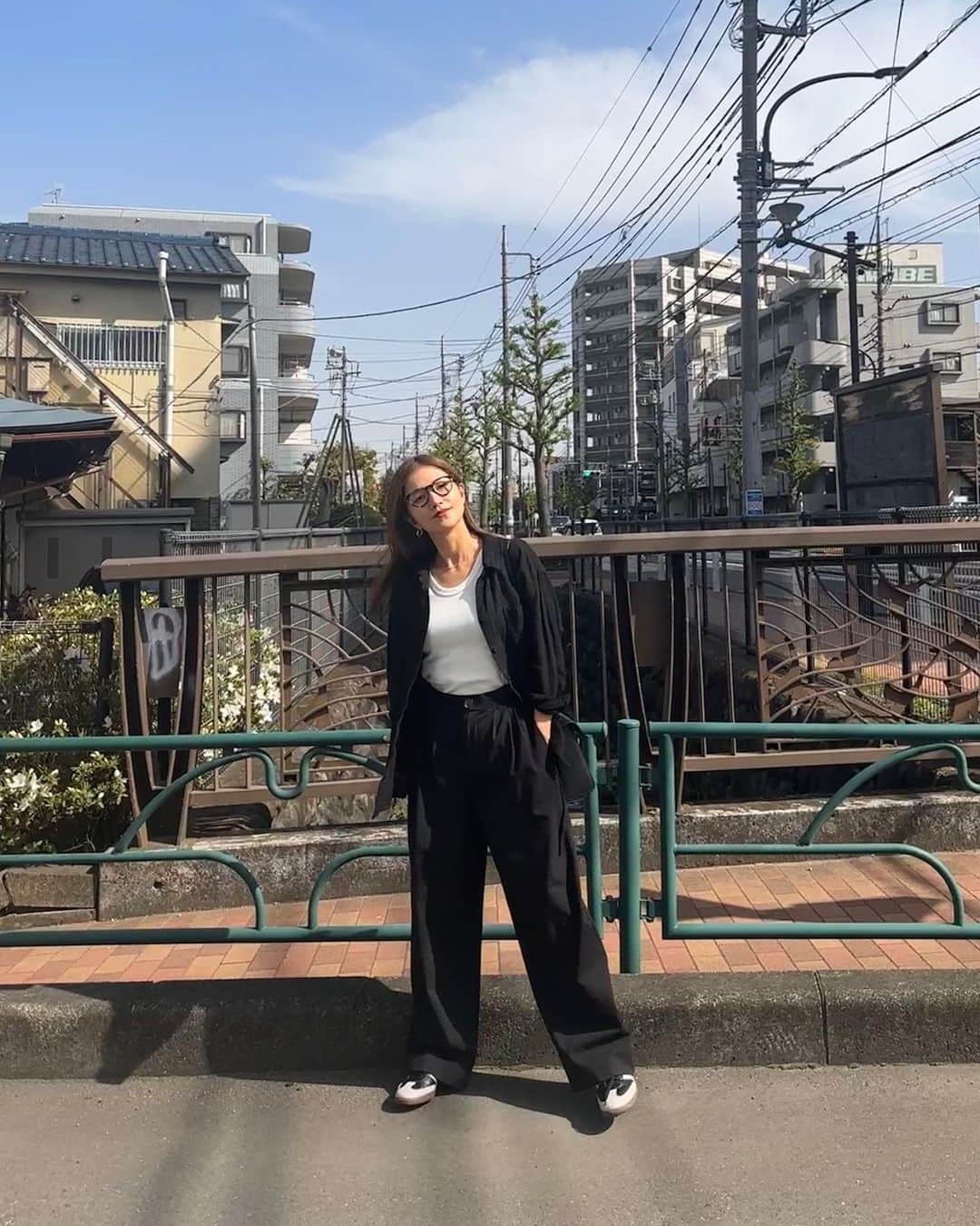のインスタグラム：「🫧🫧🫧🫧  所用で降り立った見知らぬ街で 右脳をシゲキ🕺💫  日焼け止め、眉、赤リップのみがしっくり。  ・ __________________________________________  #love #life #loveislove #black #white  #fashion #jewelry #accessory #code  #monotone #あゆさんぽ」