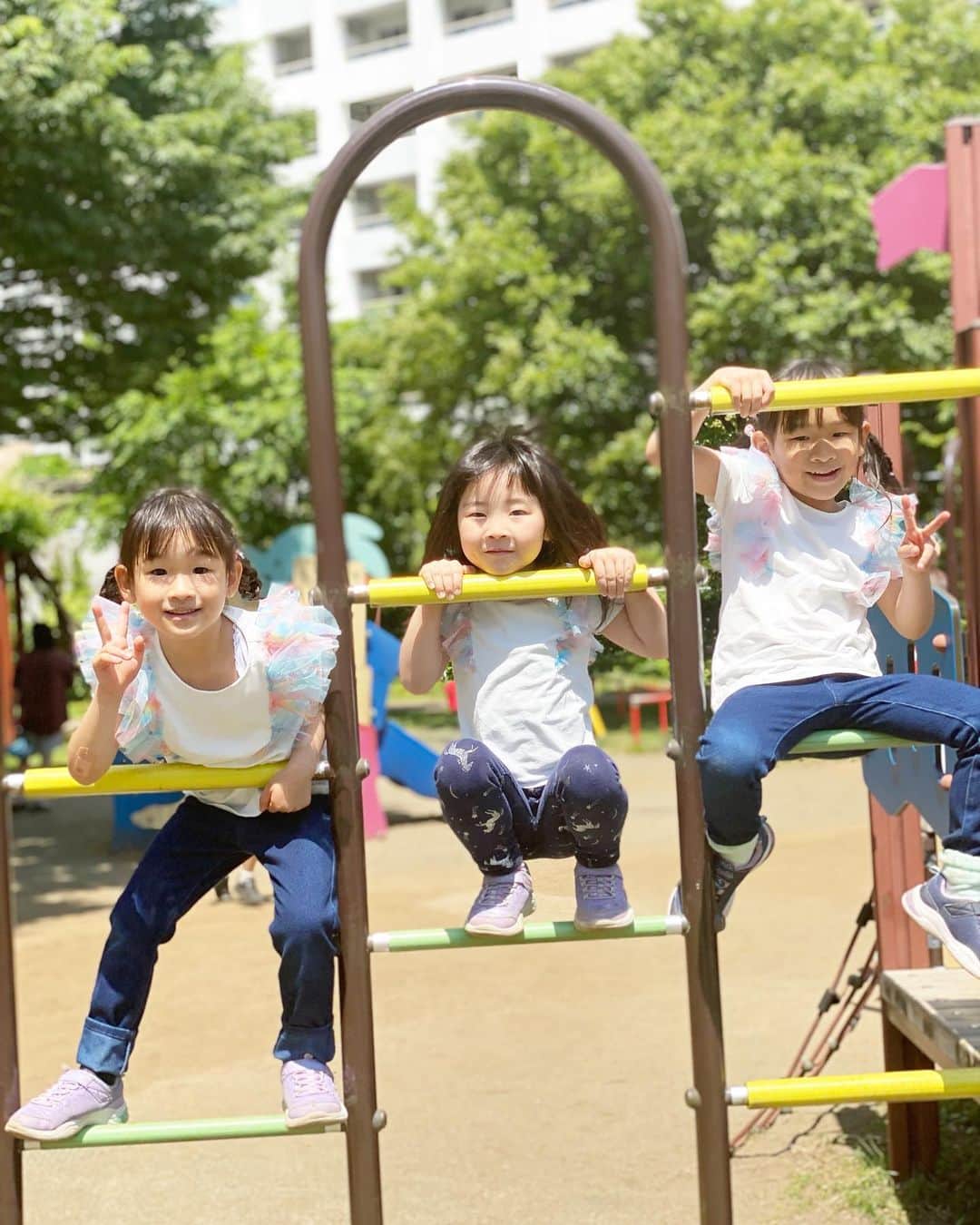 田中雅美さんのインスタグラム写真 - (田中雅美Instagram)「公園遊びもお友達がいたら、最高のアミューズメントパークだね✨  ・ ・ いつも仲良くしてくれてありがとう❤️  ・ ・ #5歳女の子 #もうすぐ6歳 #女子 #かわいい #幼馴染ってやつ #公園 #最高の遊び場 #お友達がいるから」5月4日 15時26分 - tanakamasami_official