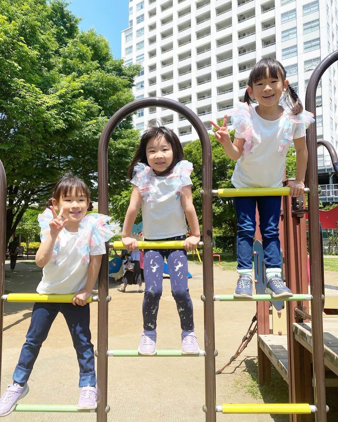 田中雅美さんのインスタグラム写真 - (田中雅美Instagram)「公園遊びもお友達がいたら、最高のアミューズメントパークだね✨  ・ ・ いつも仲良くしてくれてありがとう❤️  ・ ・ #5歳女の子 #もうすぐ6歳 #女子 #かわいい #幼馴染ってやつ #公園 #最高の遊び場 #お友達がいるから」5月4日 15時26分 - tanakamasami_official