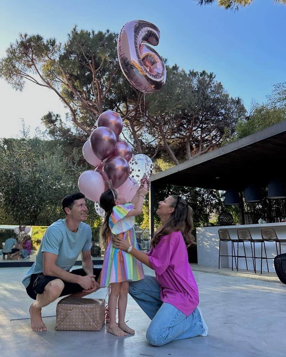 ロベルト・レヴァンドフスキのインスタグラム：「Happy birthday to the most wonderful six-year-old! Klara, always remember that we are just here to take care of you, we are your biggest fans! Have the most wonderful birthday!  We actually can’t believe you are 6 already 💜」