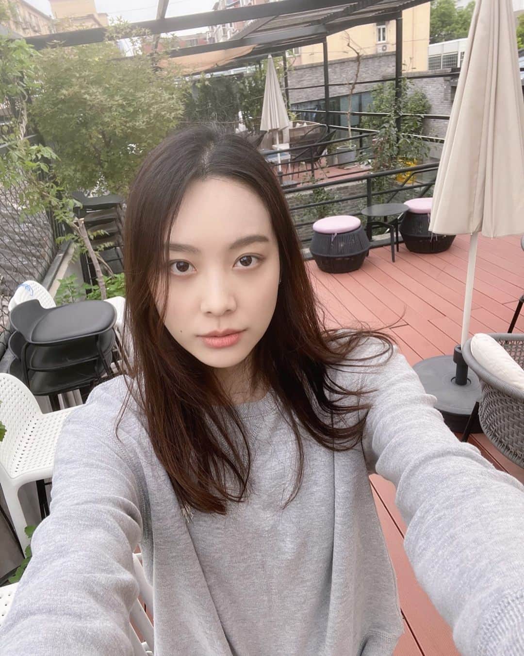 イーランのインスタグラム：「インスタライブ見てくれてありがとう！途中でVPN切れてしまった😅 みなさんとたくさんのお話できて良かったです。 おすすめなバンド色々教えてくれてありがとう！リサーチします😙🎸」