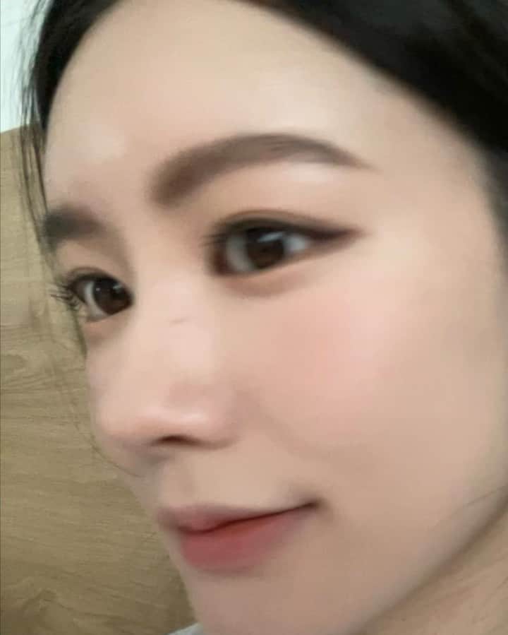 のインスタグラム：「무미 쿠션의 미친 피부 표현력..🤦🏻‍♀️💗 건성 피부도 광날 수 있따구요...! ;ㅅ; 이렇게 쫀득 광이 도는데 세미 매트라서 바르고 나면 머리카락도 안 붙고 손으로 만져도 안 묻어 나오는 게 신기한 내 새끼...💗」