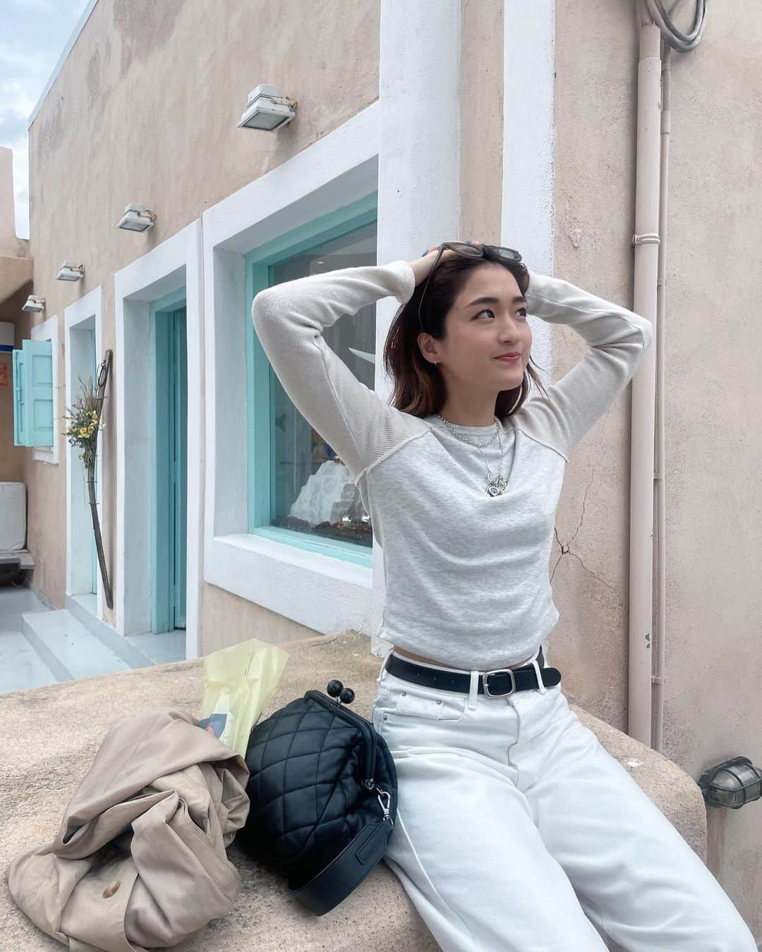 KARENさんのインスタグラム写真 - (KARENInstagram)「旅のお供は @suwdee_official 🌿 再入荷のraglan compact topsと、JW white Denim🤍  初日どん曇り雨だったけど街歩いてるだけで楽しい〜  旅が好きだ〜  #suwdee#suwdeesnap #santorini」5月4日 15時48分 - karen_nrsm